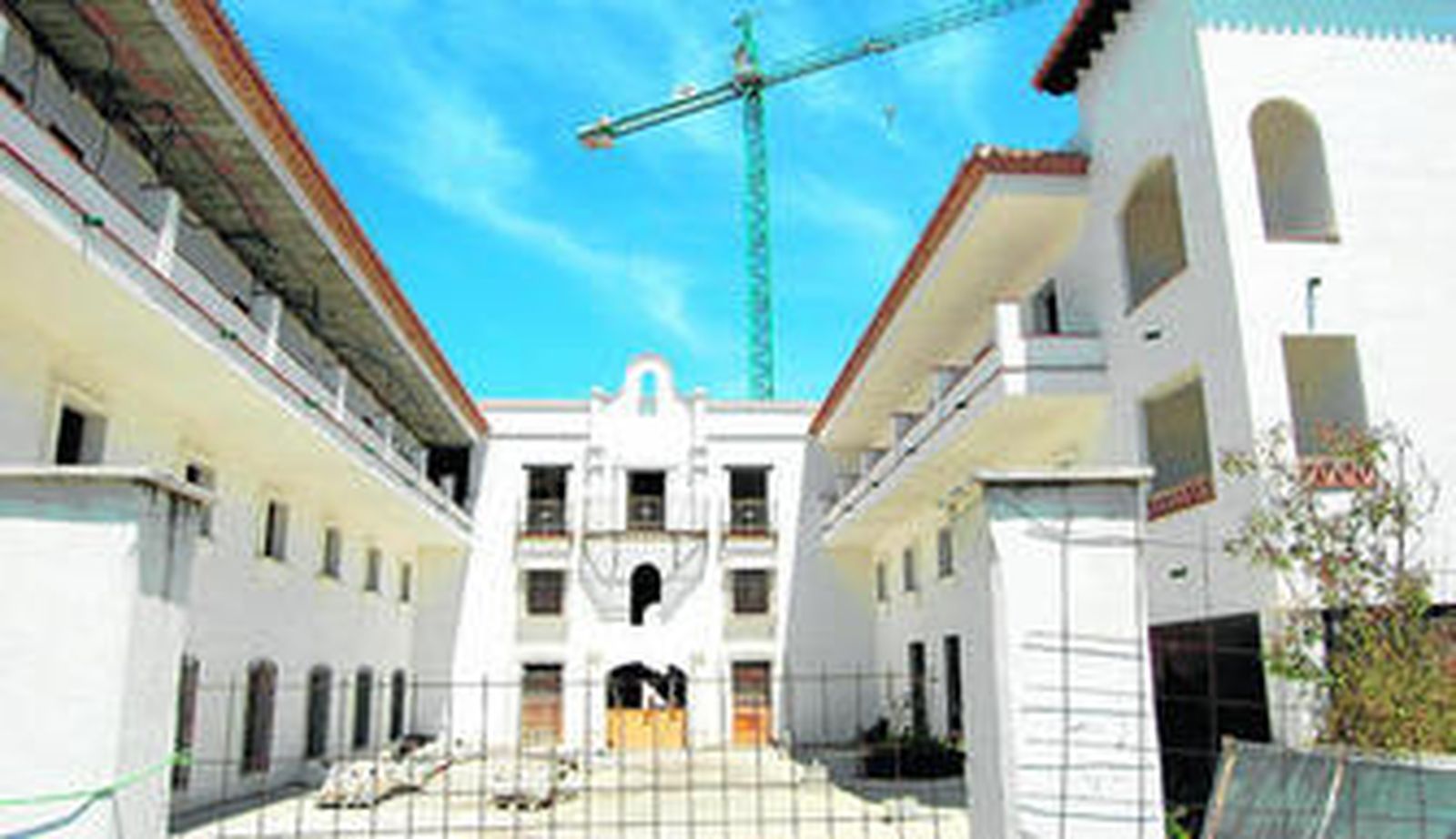 1. Cuando se paralizó la obra, el complejo se encontraba al 80% de ejecución. 2. La promotora tenía previsto crear un centenar de puestos de trabajo. 3 y 4. El resort iba a dirigirse a turistas de alto poder adquisitivo y el objetivo era que pasaran largas temporadas, para romper la estacionalidad. 5. El promotor del complejo, Ignacio Betoret.