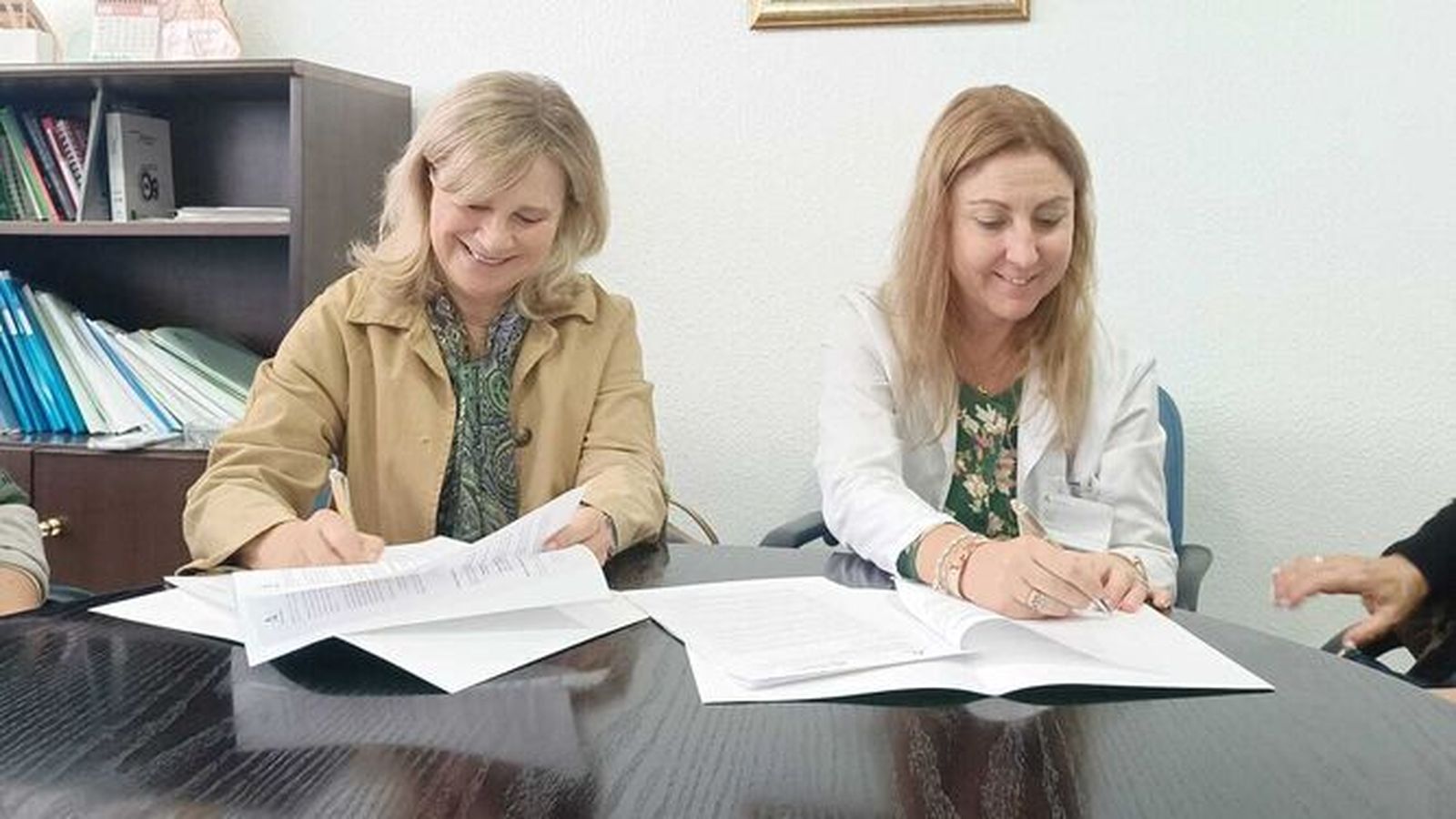 María de la Paz Pérez y Gloria Puy.