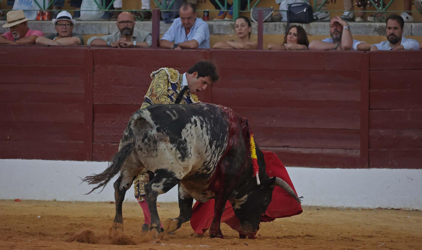 Fotos de la novillada mixta con picadores del sábado de la Feria de La Línea: Ignacio Candelas, Miriam Cabas y Juan Jesús Rodríguez