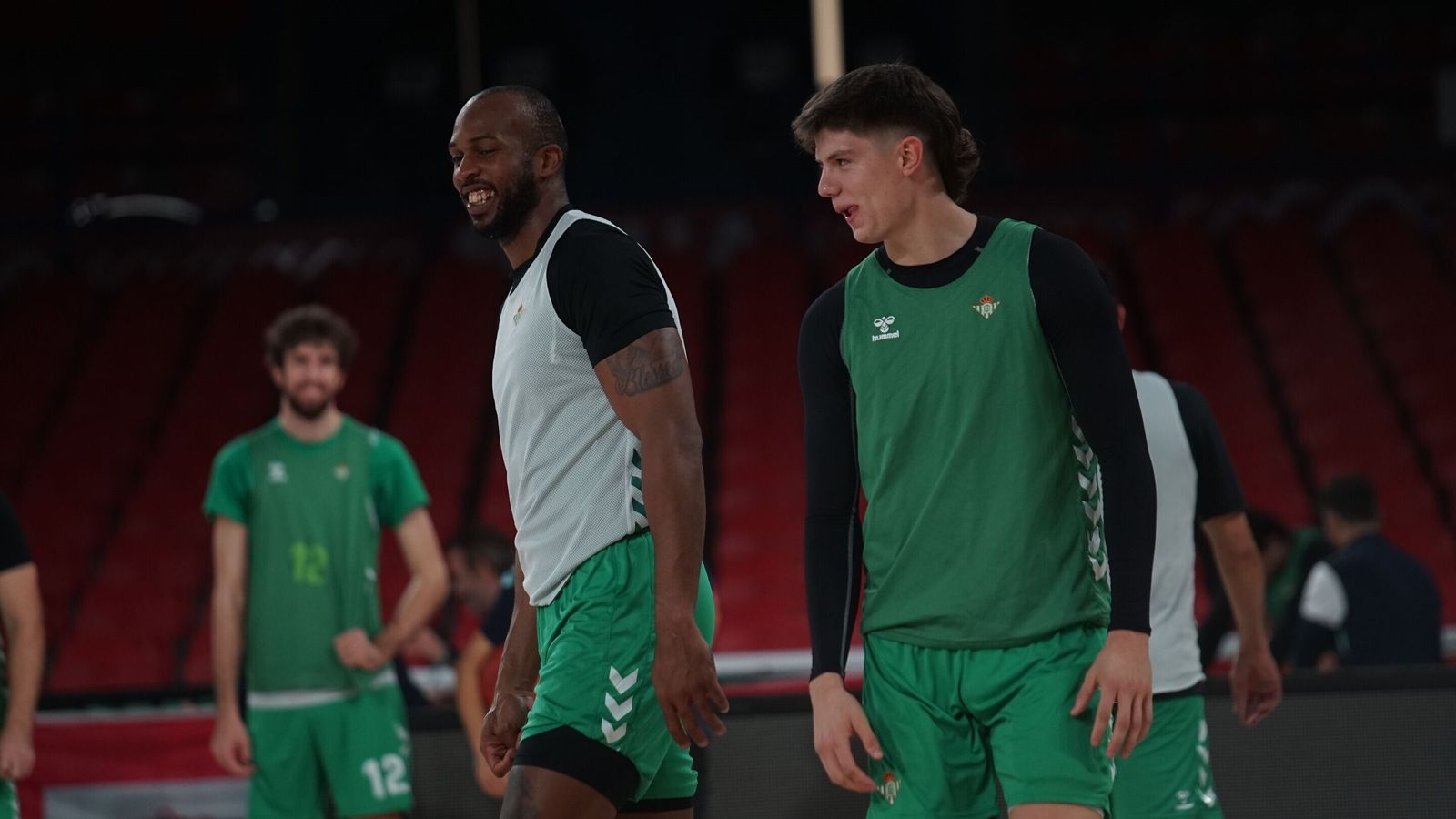 Ismael Romero bromea con Joaquín Rodríguez durante un entrenamiento.