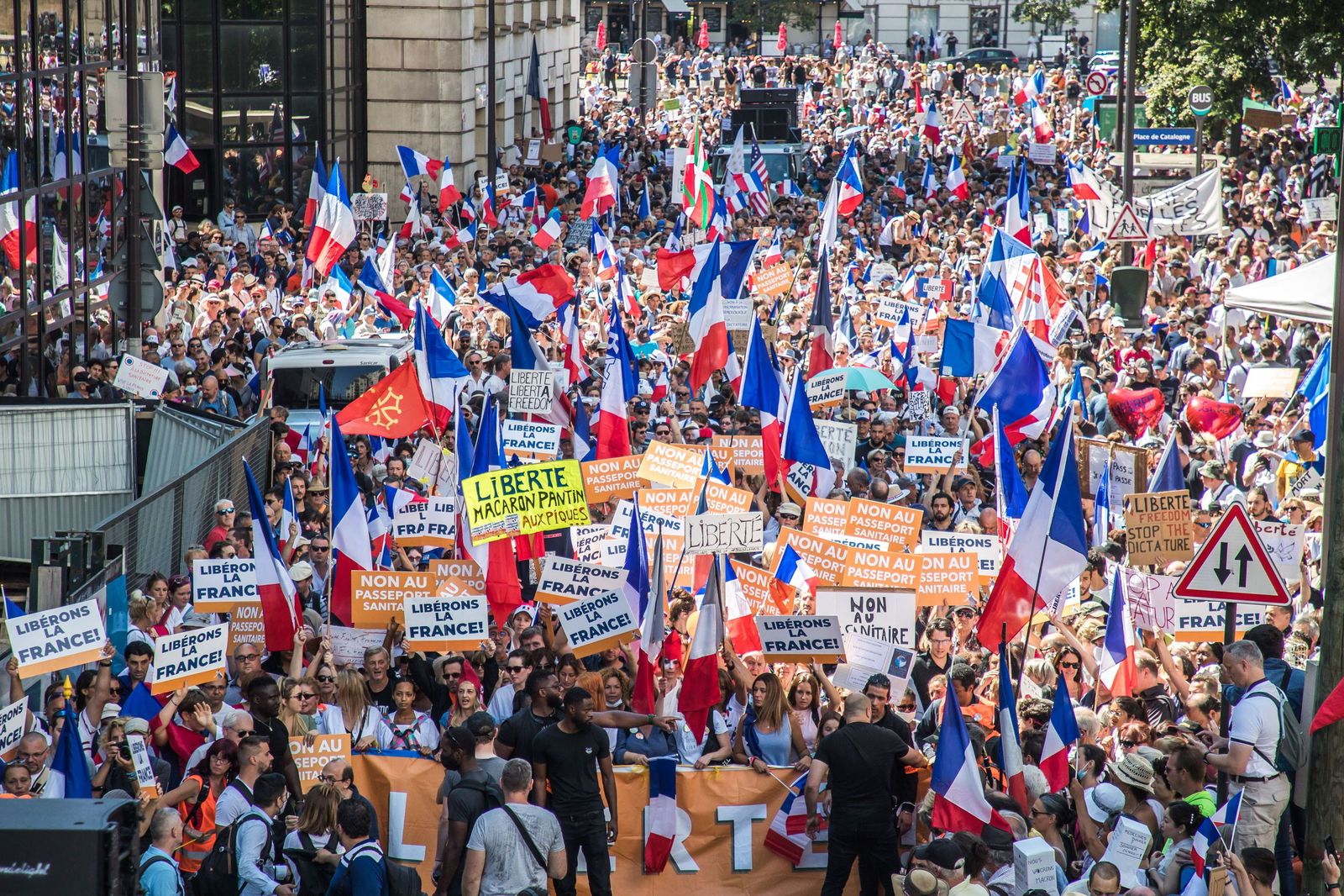 Manifestantes en Francia contra el pase sanitario.