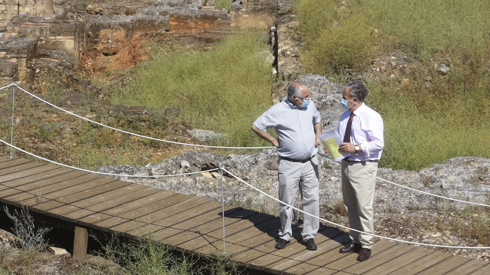 Salvador Fuentes y Juan Murillo en el yacimiento.
