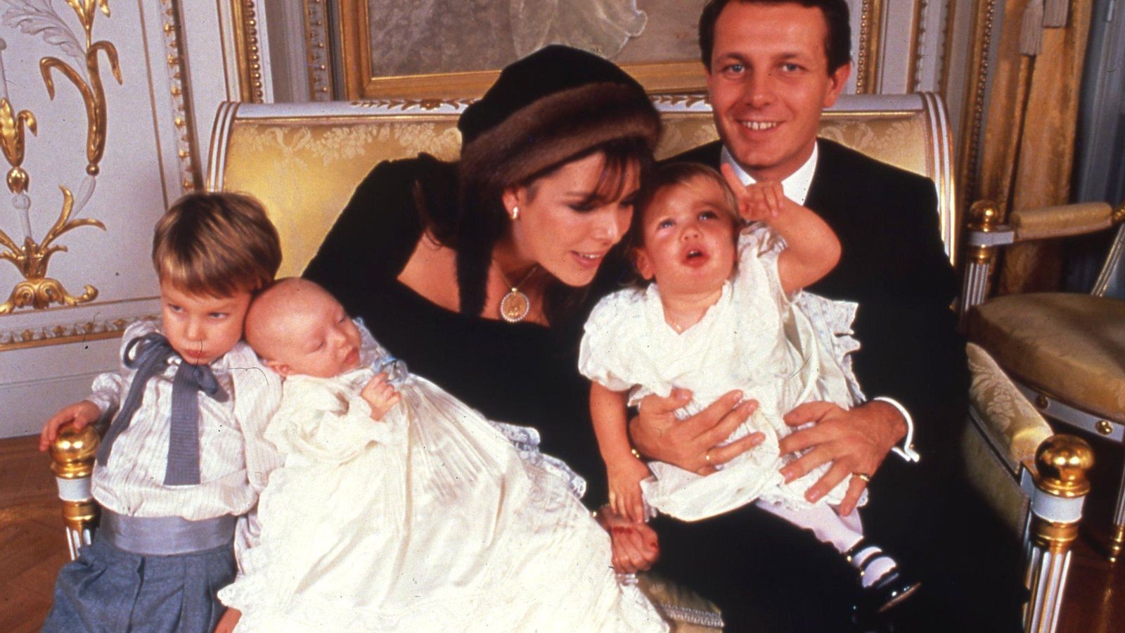 El matrimonio, con sus tres hijos: Andrea, Carlota y Pierre.