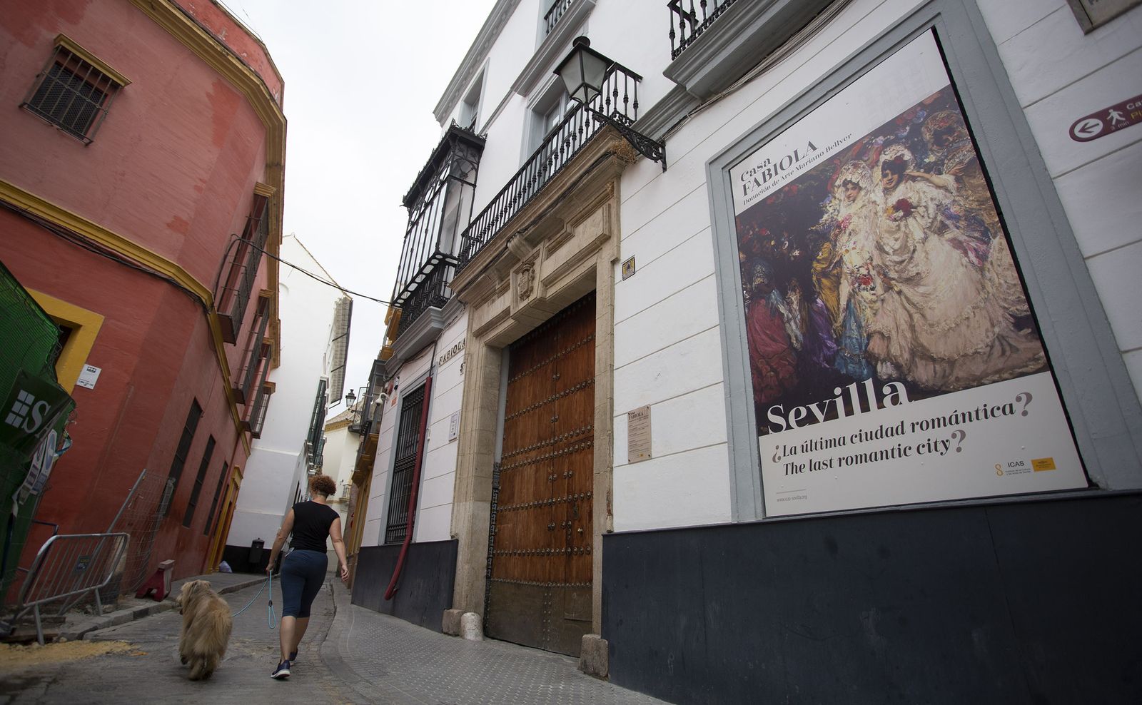 Una mujer pasa con su perro a la altura del Museo Bellver, que lleva cerrado varias semanas.