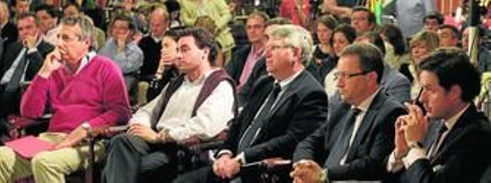 El vicepresidente de la AIE y consejero delegado de Emasesa, Jesús Maza, y los gerentes de Emvisesa, Lipasam, Tussam y Urbanismo.