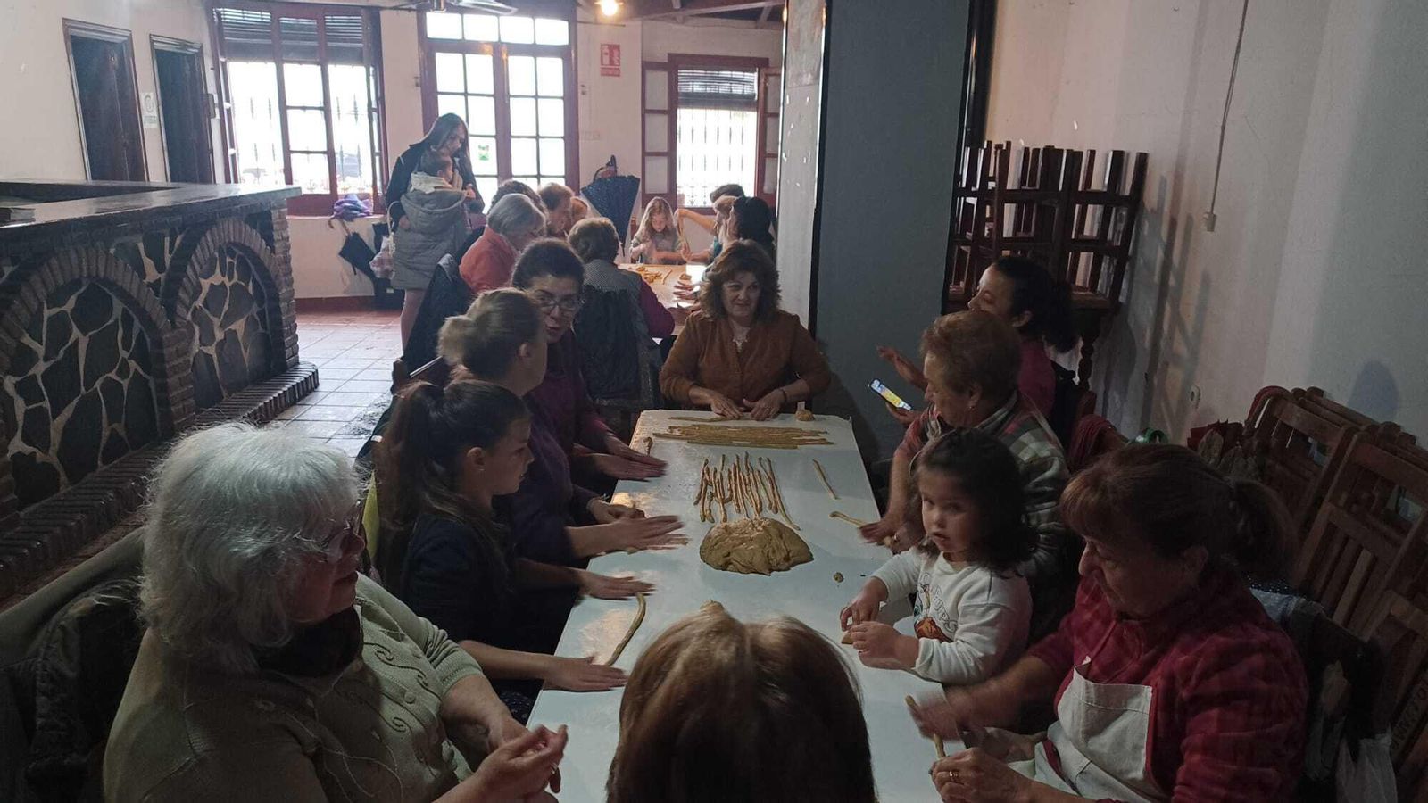 Elaboración del famoso piñonate en Linares de la Sierra.