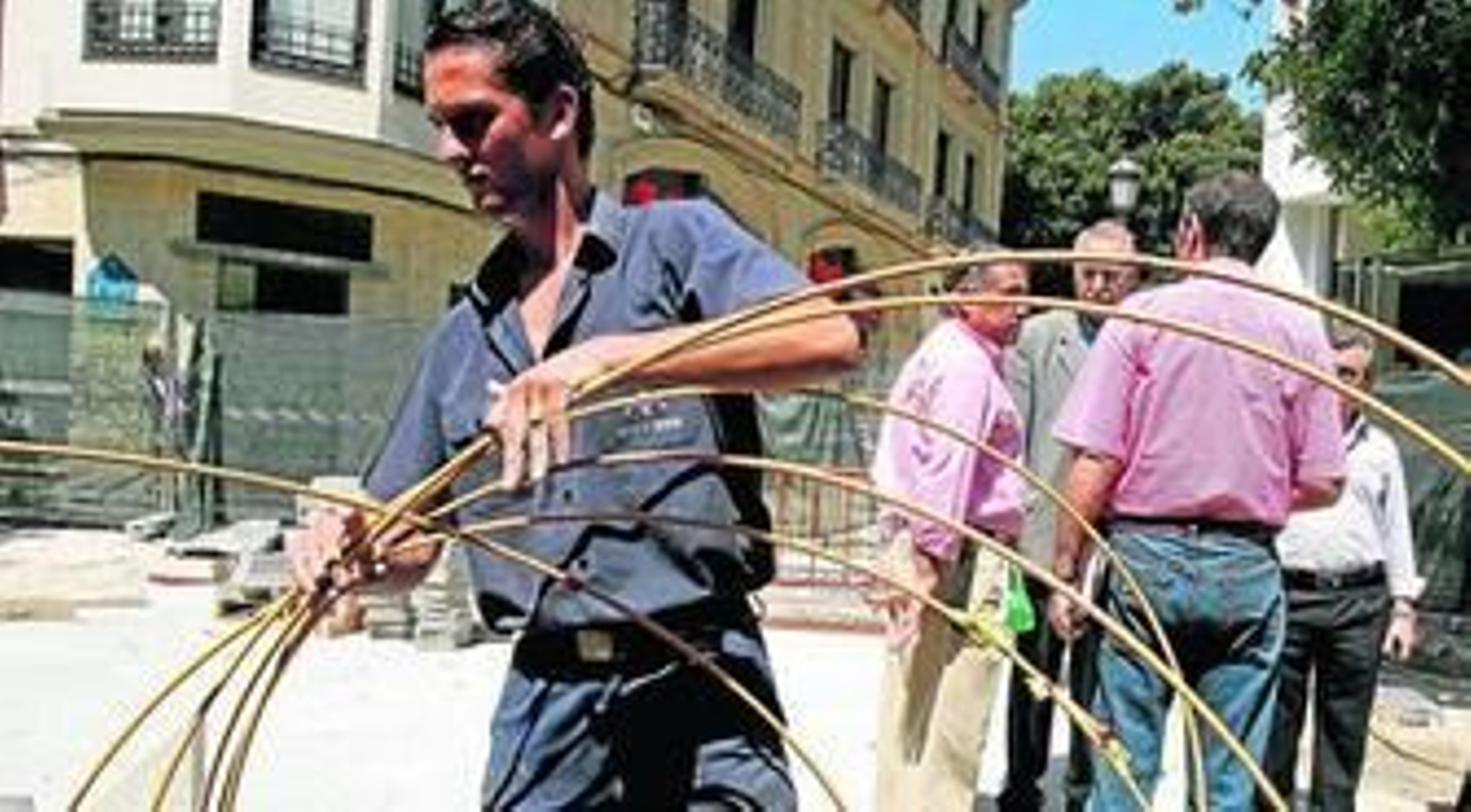 Un operario de Imes, en las obras de remodelación de calle Larga, en junio del pasado 2007.