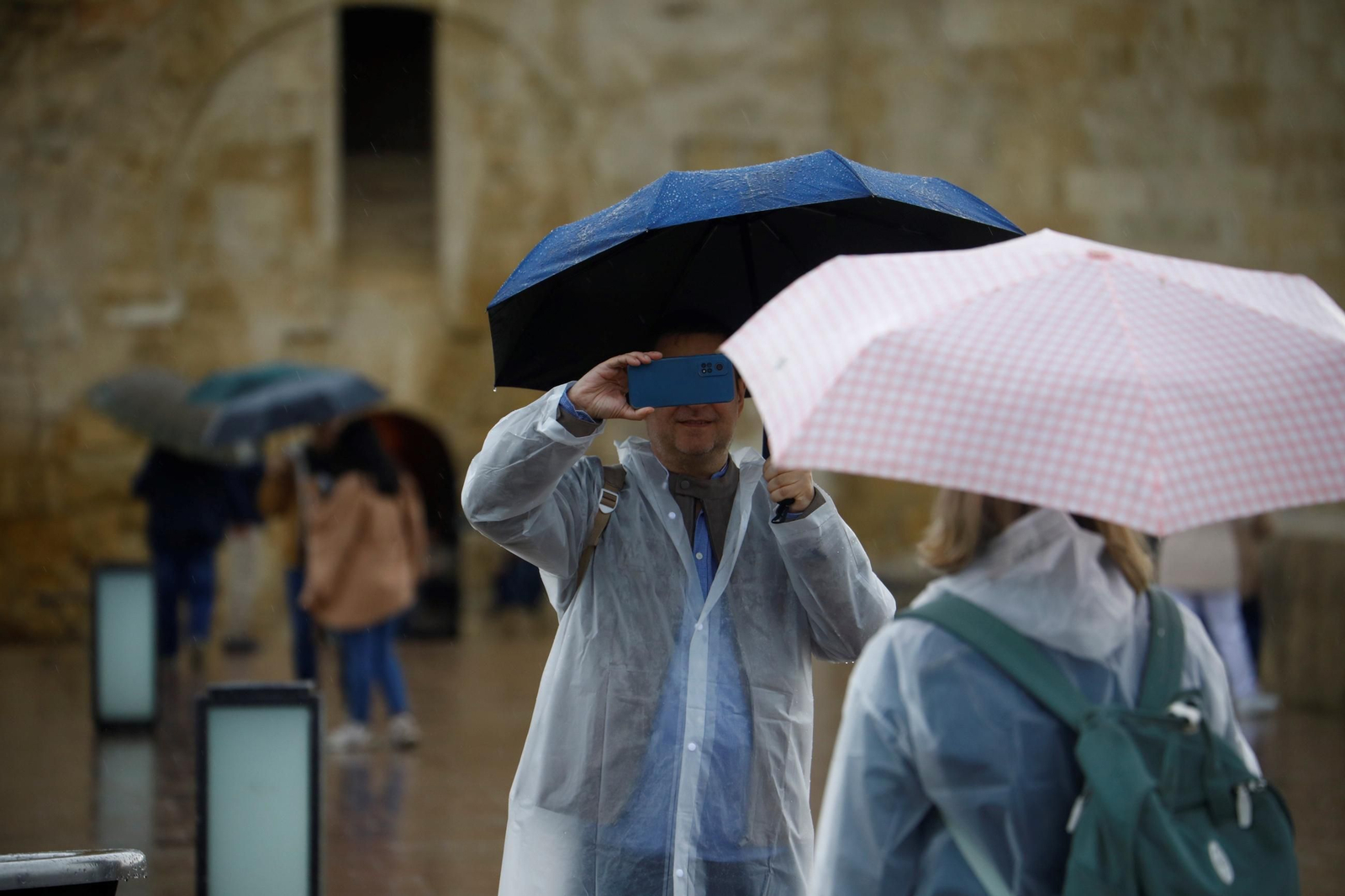 Turistas en el Puente Romano de Córdoba.