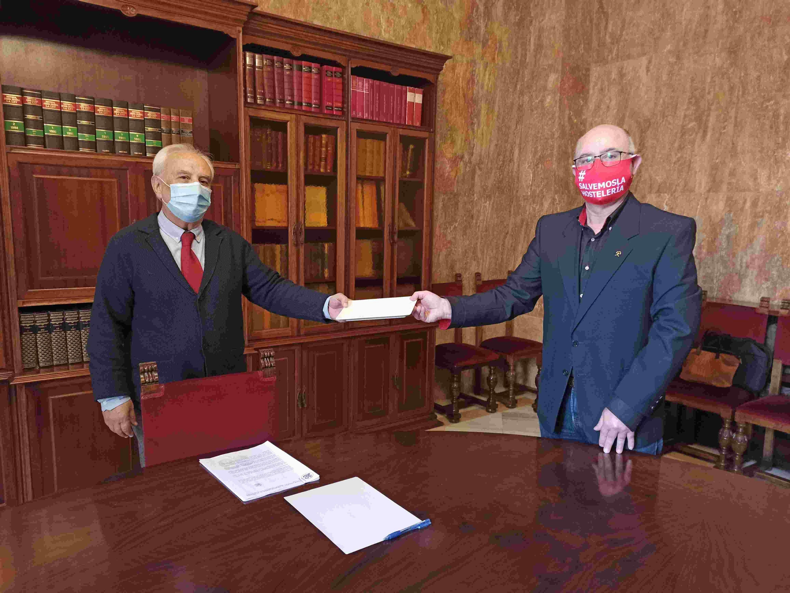 Reunión de Diego García, de Ashal, con el subdelegado del Gobierno, Manuel de la Fuente.