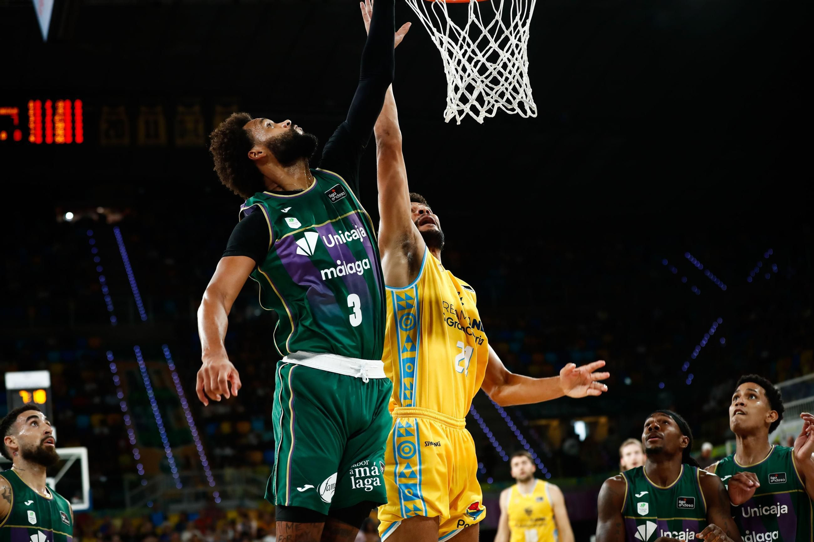 Pelea por el rebote.