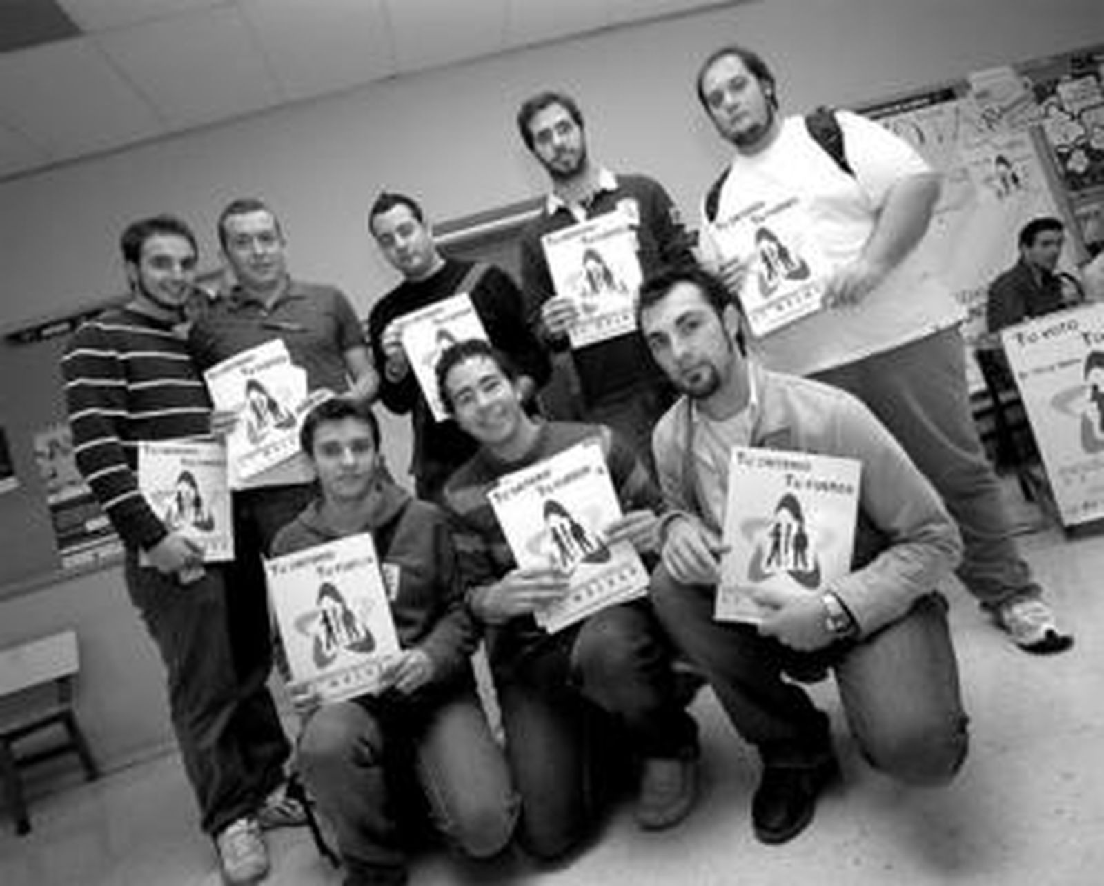 Miembros de la plataforma Estudiantes Críticos de la Facultad de Económicas en campaña electoral.