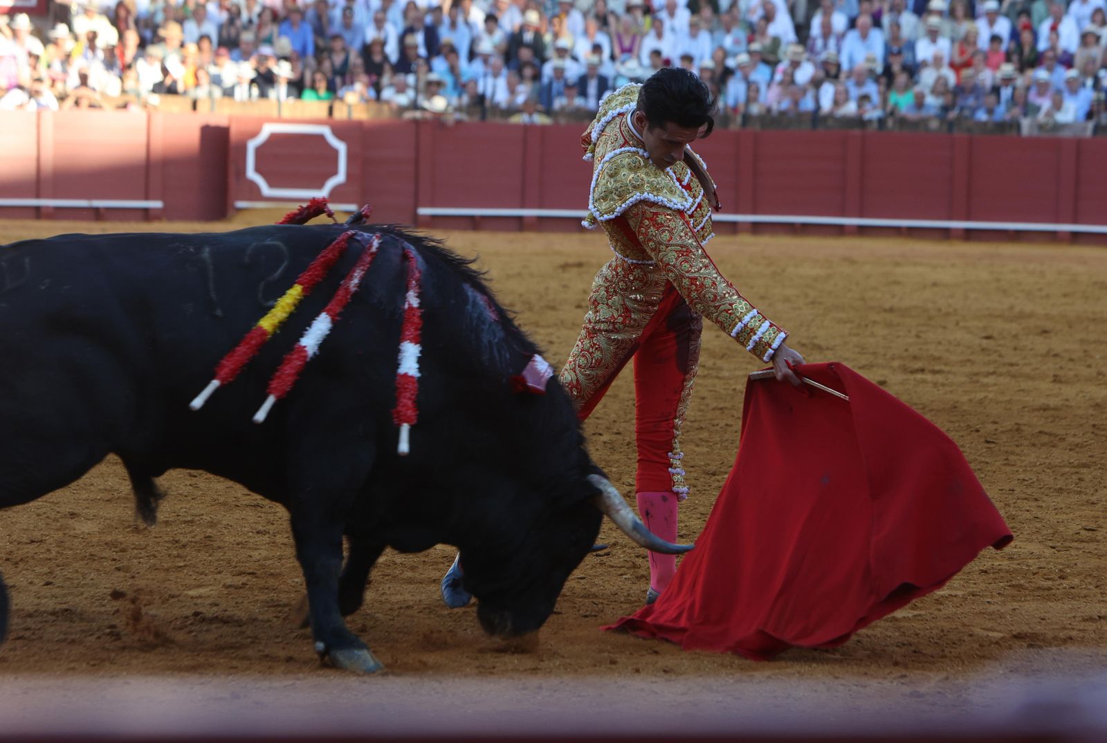 Imágenes de la corrida de toros en la Feria de Sevilla 2023 con El Juli, Alejandro Talavante y Tomás Rufo