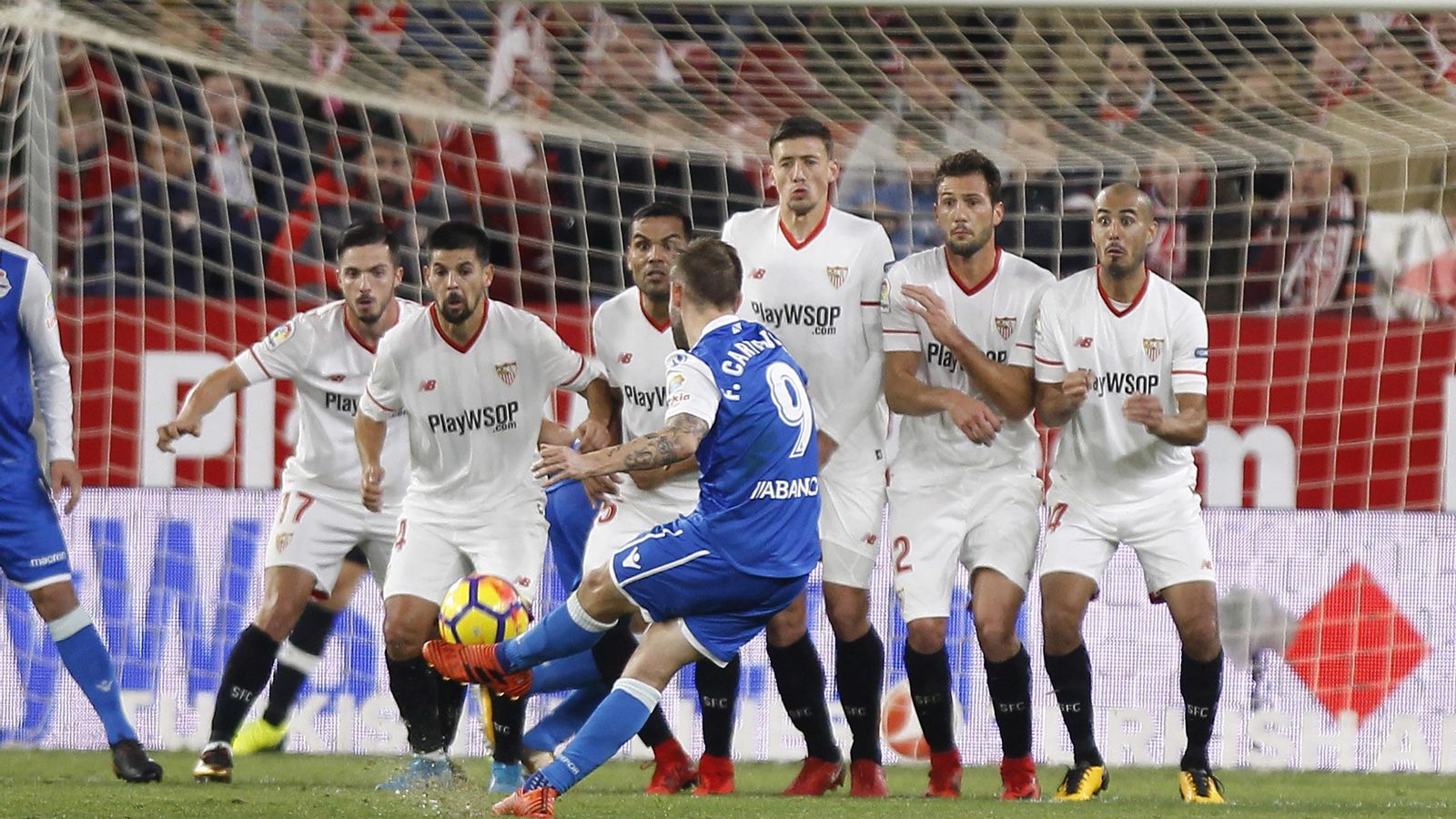 Una falta lanzada por el Deportivo.