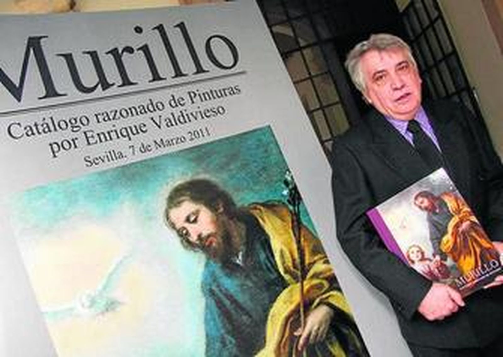 Enrique Valdivieso posa junto al catálogo razonado de Murillo.