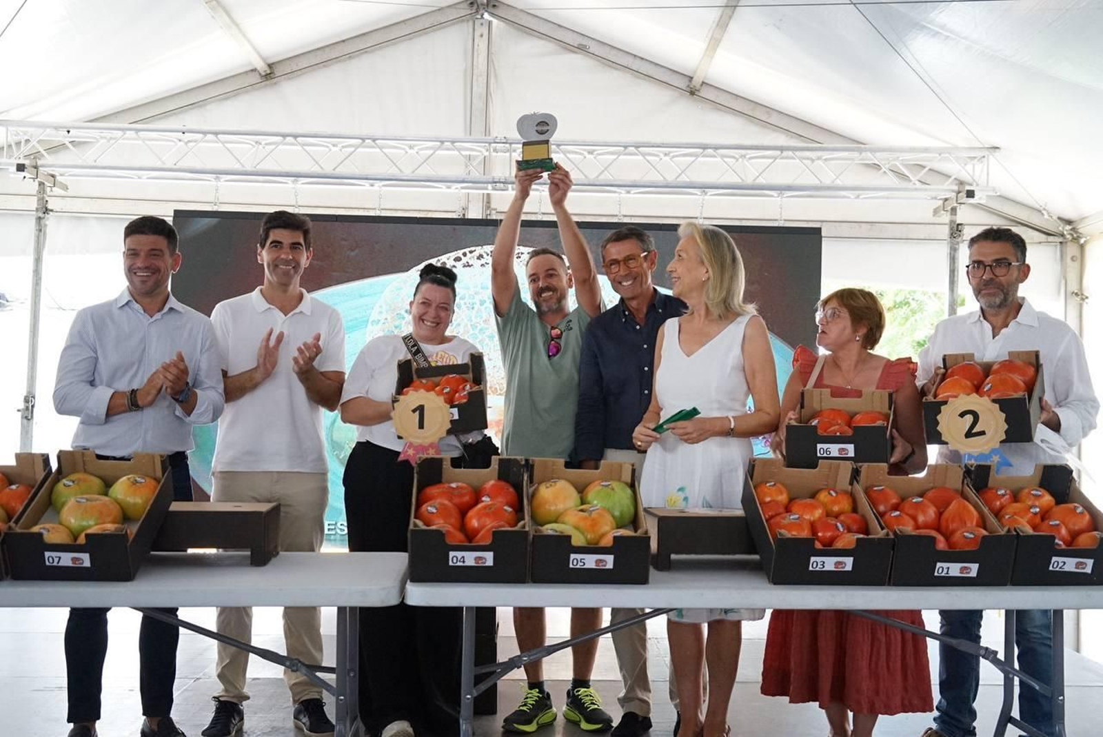 Los ganadores de la subasta con las autoridades.