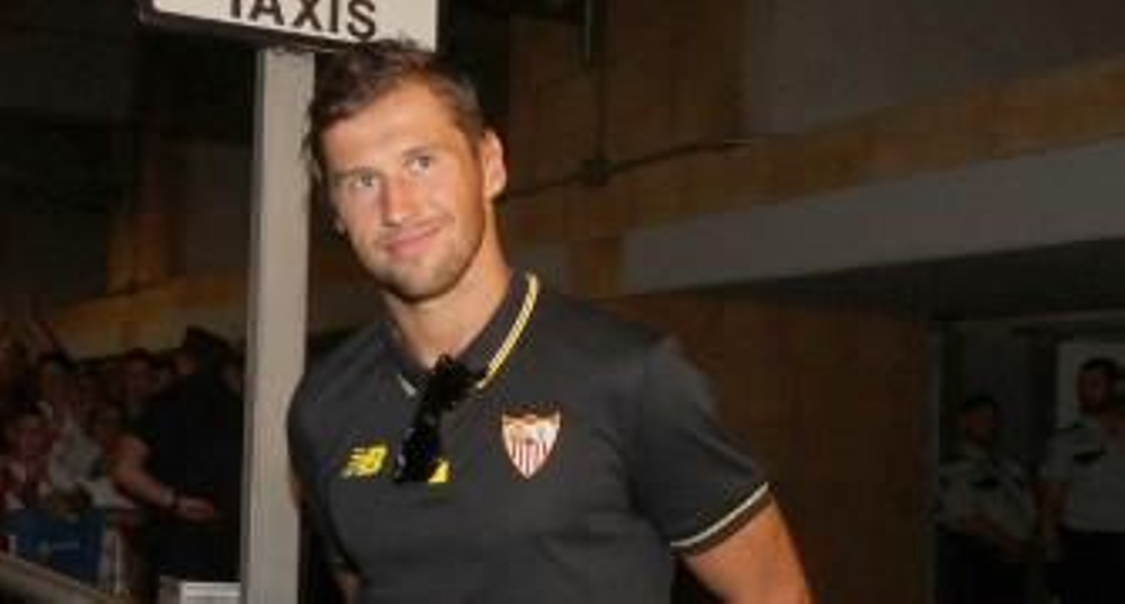 Krychowiak esboza una sonrisa en la salida del aeropuerto de San Pablo. / Belén Vargas