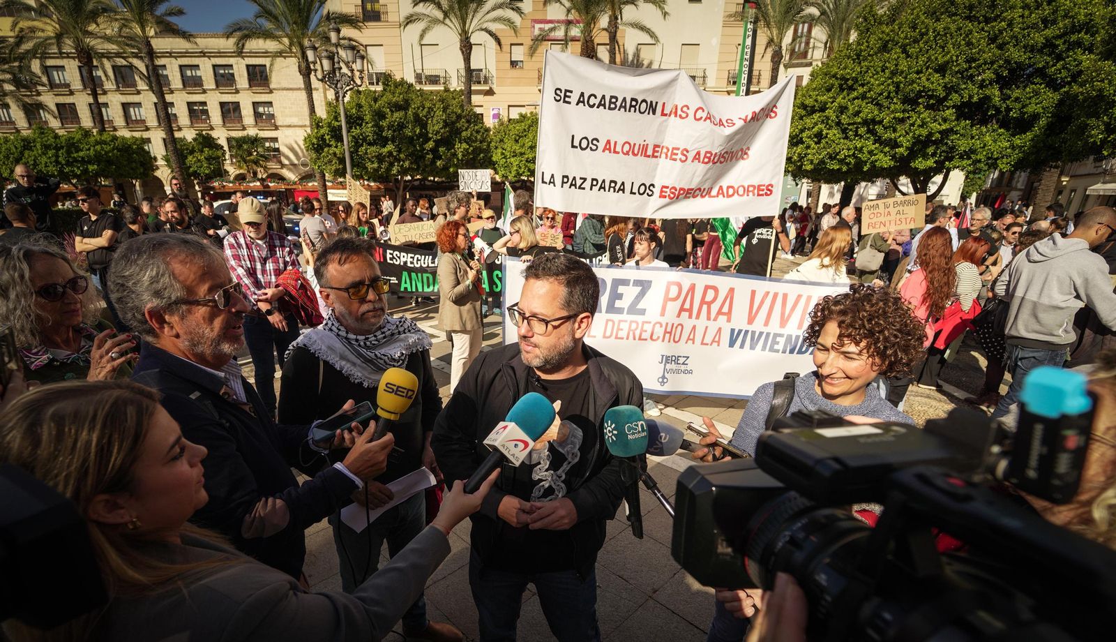 Imágenes de la numerosa participación en la manifestación 'Jerez por la Vivienda'