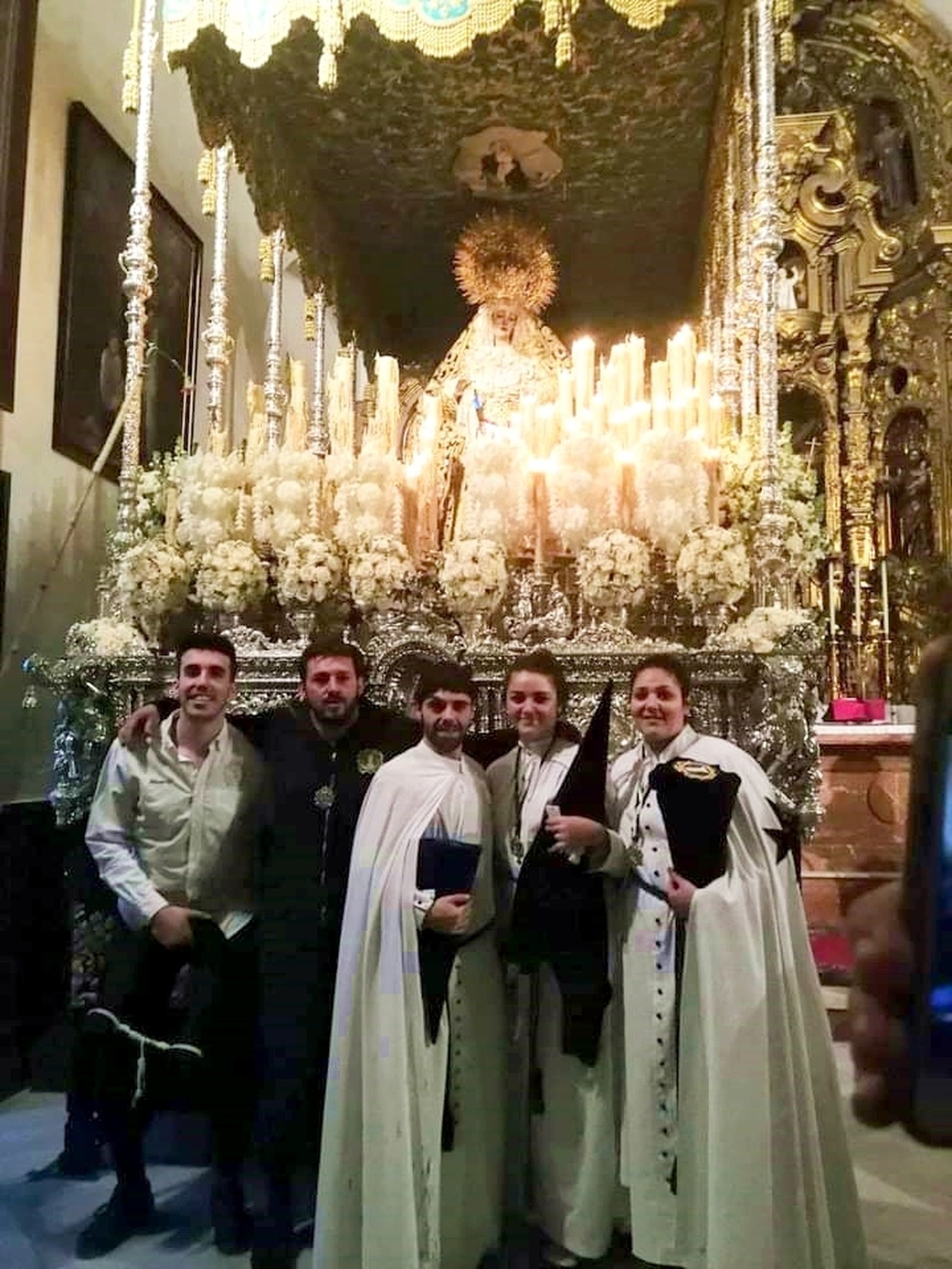 La familia Rosales siempre junto a la Virgen de la Amargura