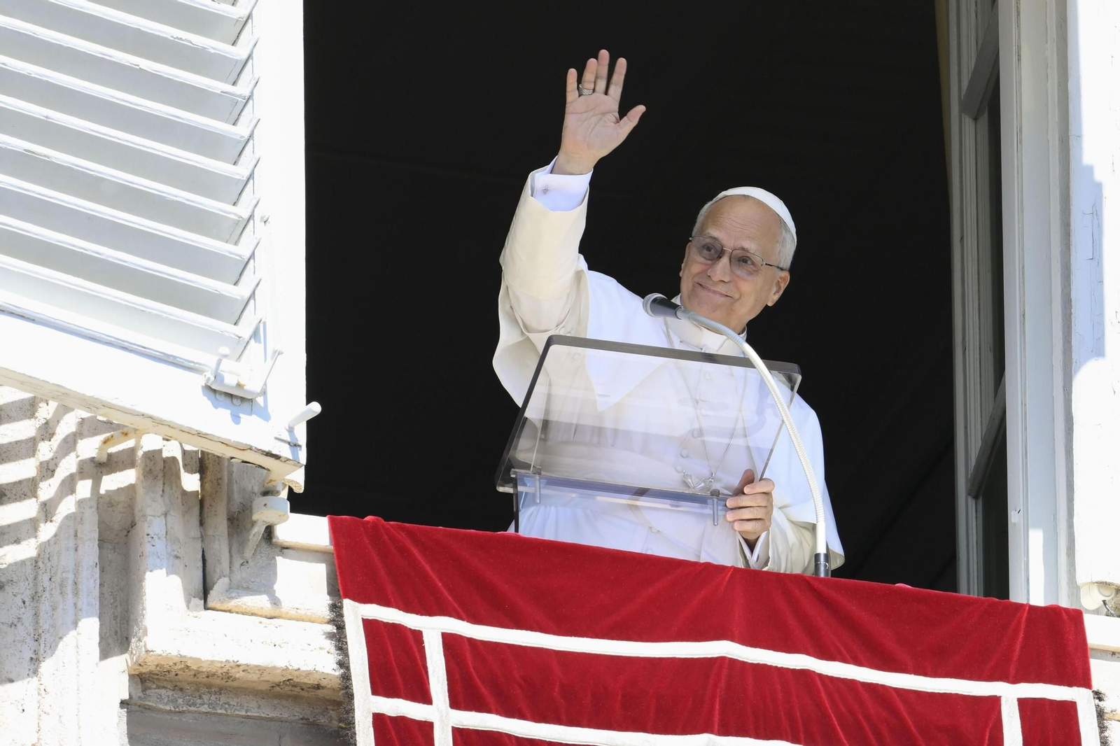 El papa León XIV, durante el ángelus en San Pedro este domingo.