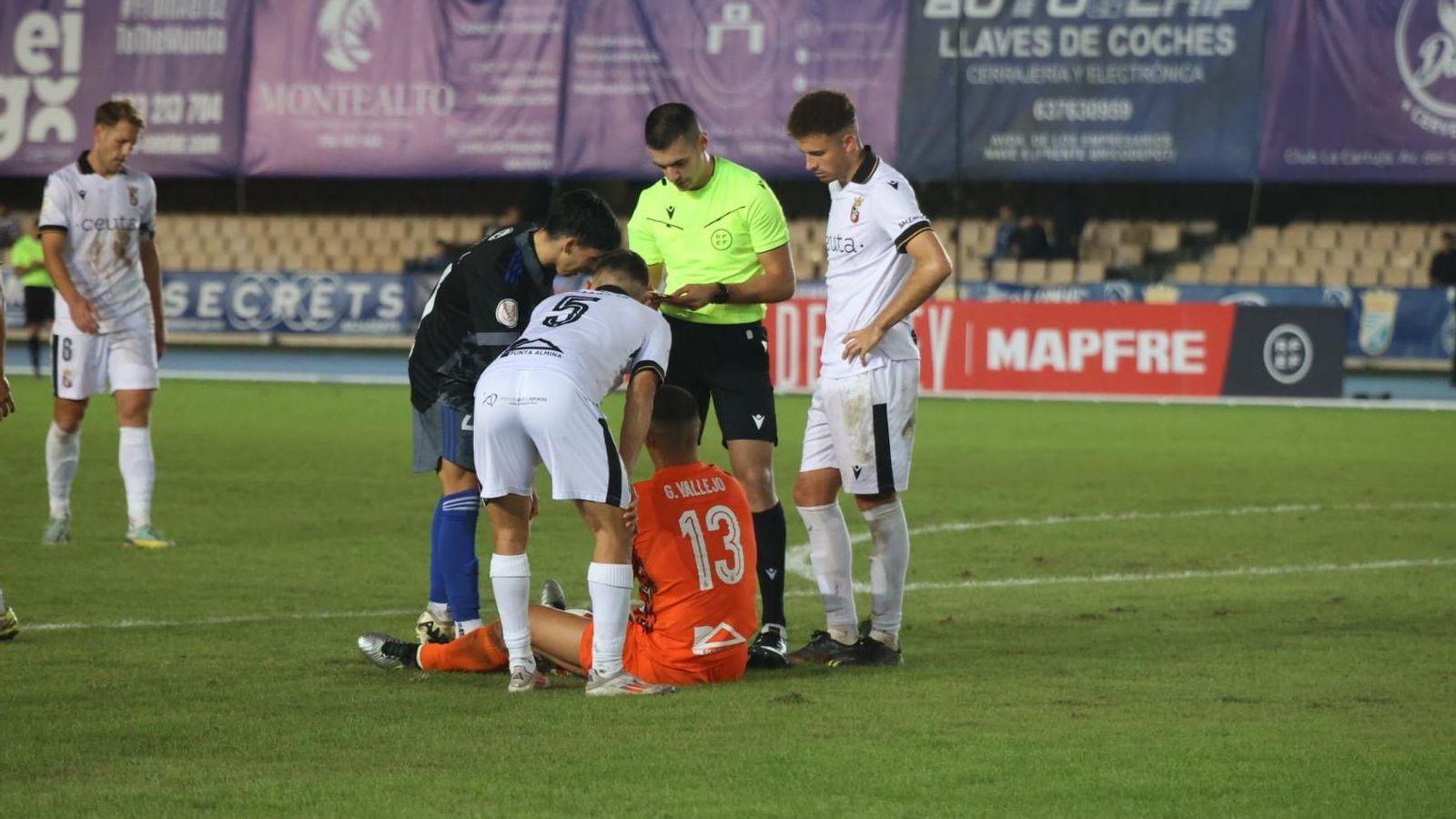 Vallejo se tiró valiente a los pies de Sergio y necesitó asistencia. Vallejo se tiró valiente a los pies de Sergio y necesitó asistencia.