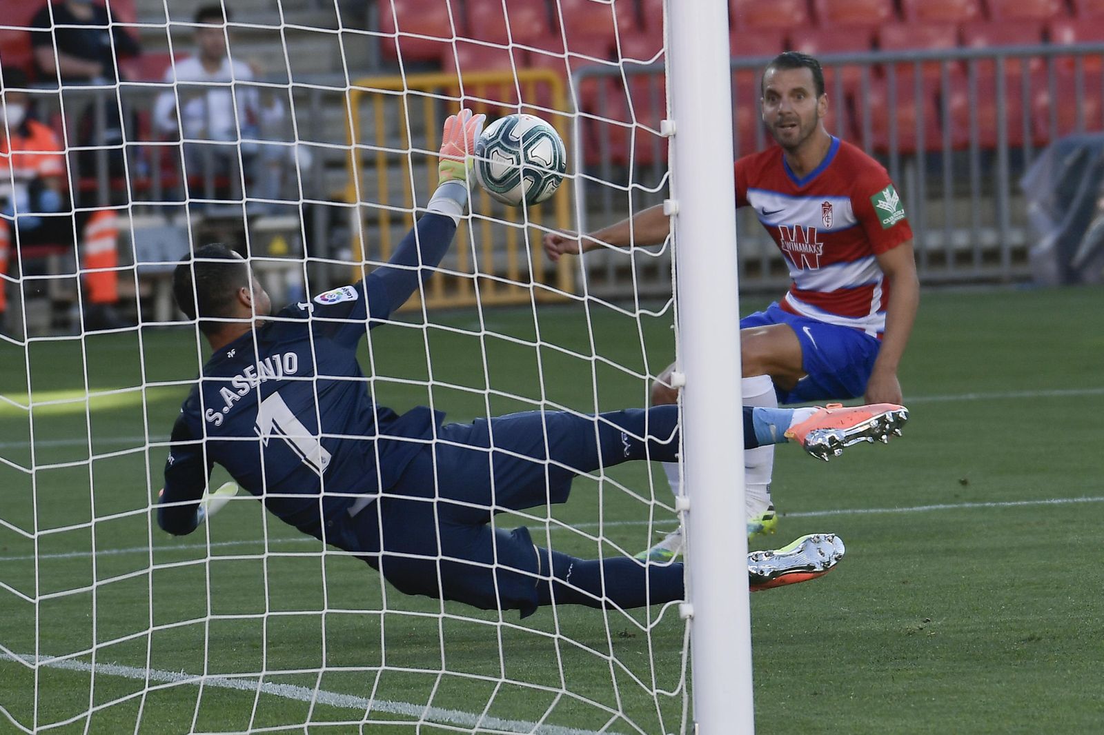 Soldado tuvo la ocasión de todo el partido para los rojiblancos pero Asenjo sacó una mano prodigiosa.