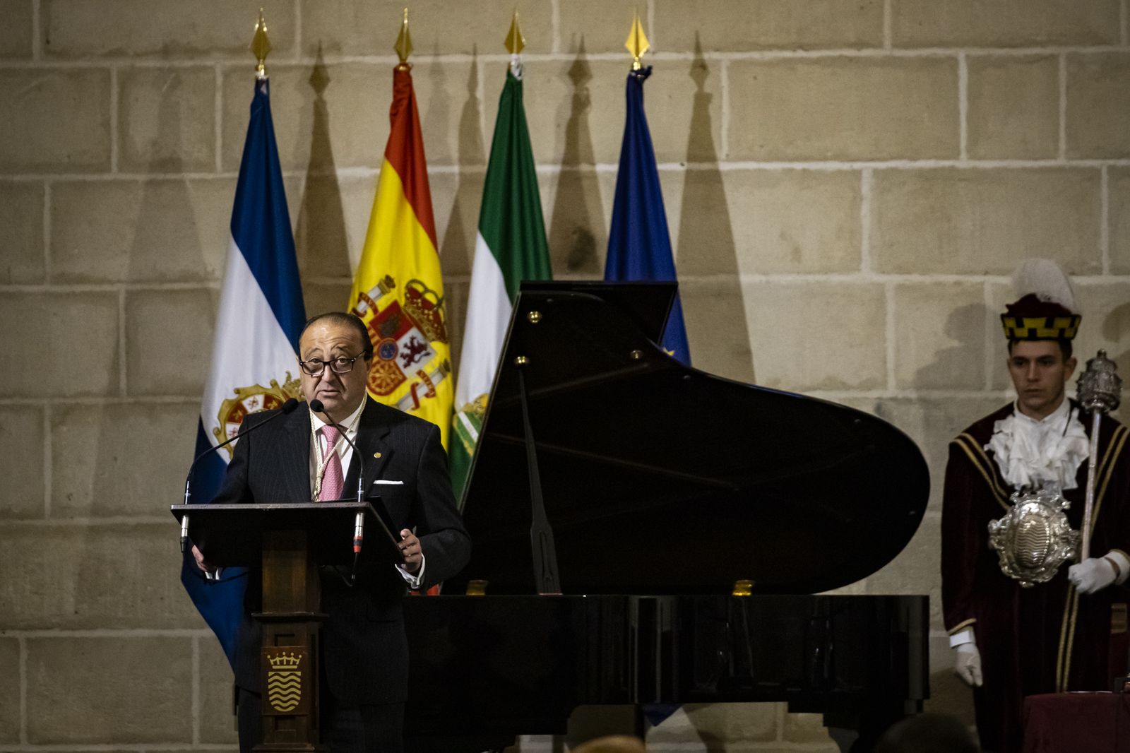 La entrega de la Medalla de Oro de Jerez a la Virgen de las Angustias, en imágenes