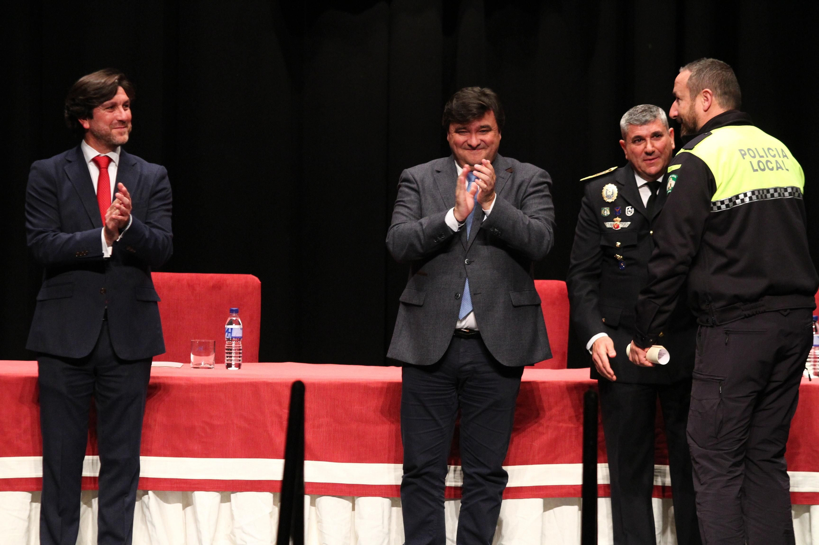 La policía Local entrega las medallas en el día de su patrón