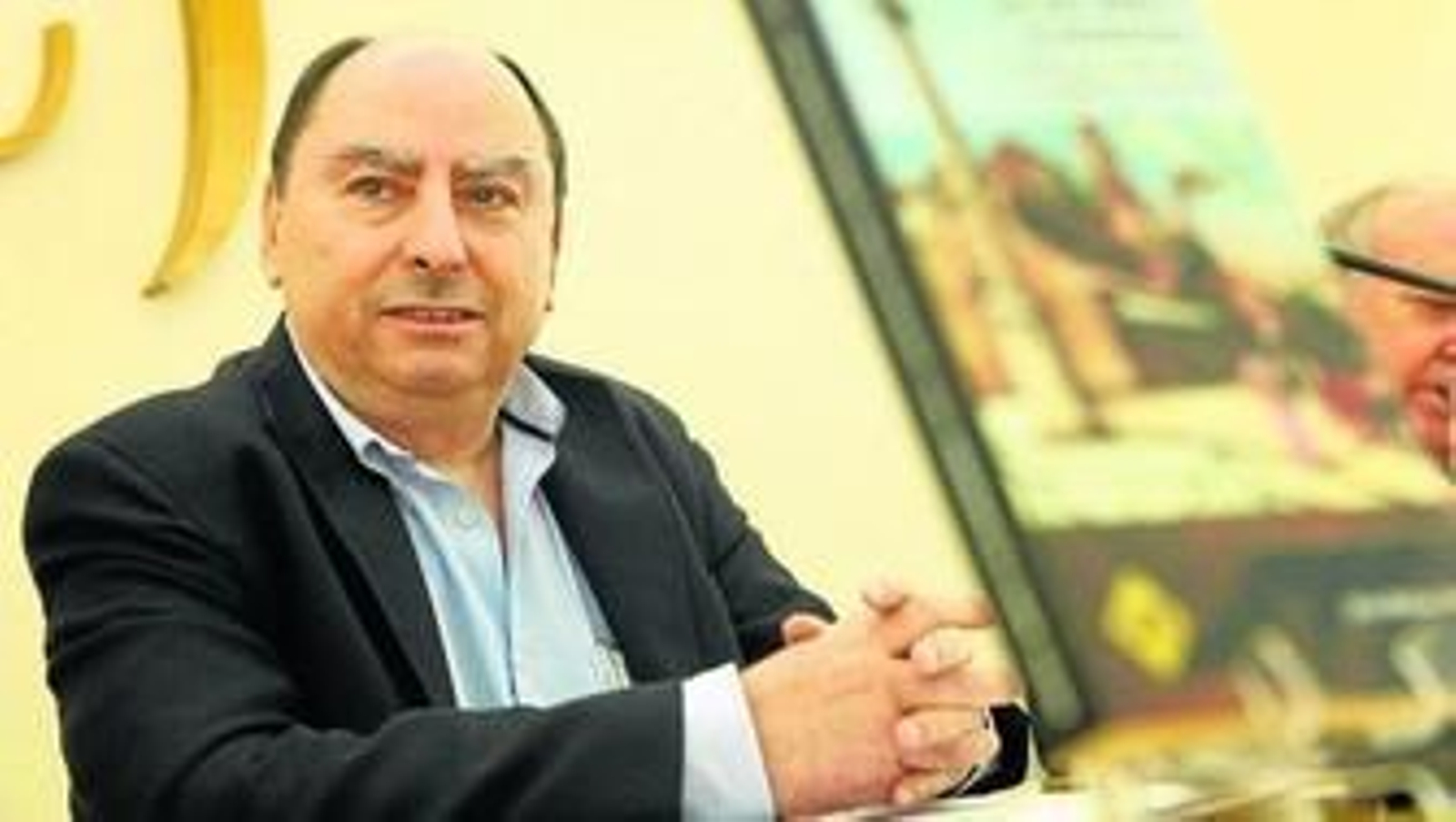 Julio Molina Font con su libro ayer en la sede de la Asociación de la Prensa.