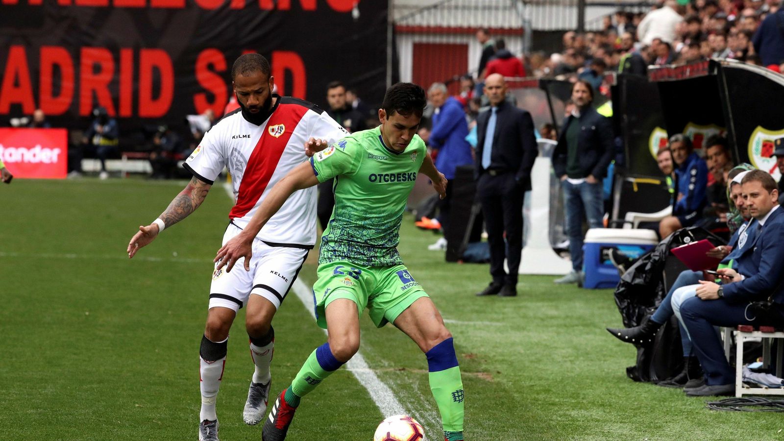 Mandi, presionado por Bebé en la banda.