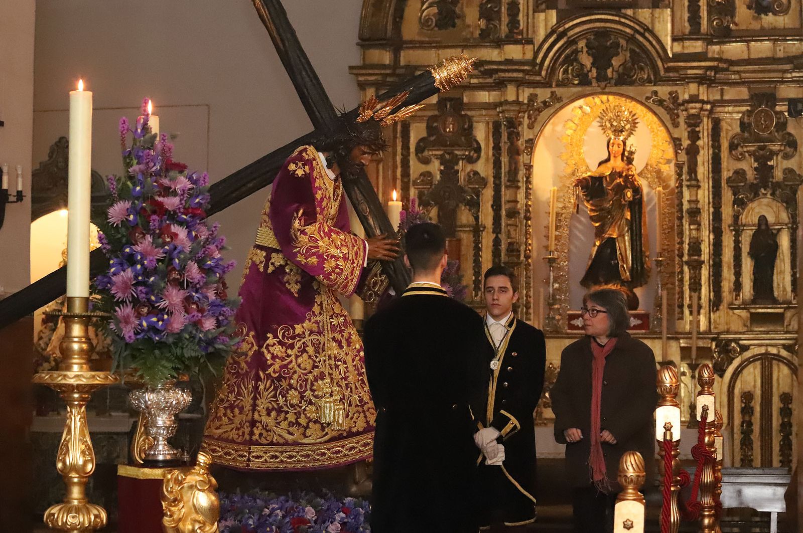 Imágenes de la bendición la la nueva túnica del Señor de Pasión y posterior besamanos