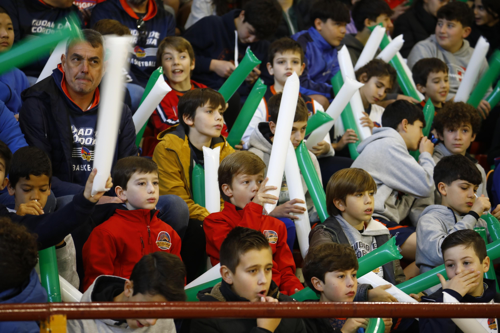 Las mejores fotos del ambiente en Vista Alegre para el derbi entre el Coto Córdoba y el UCB Camper Eurogaza