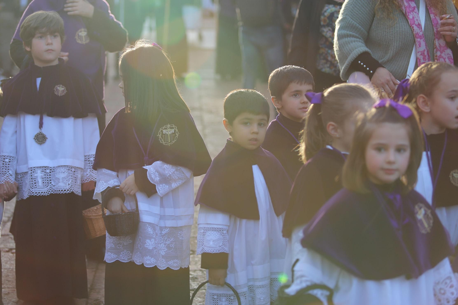 Imágenes de la procesión del Descendimiento por las  calles de Huelva