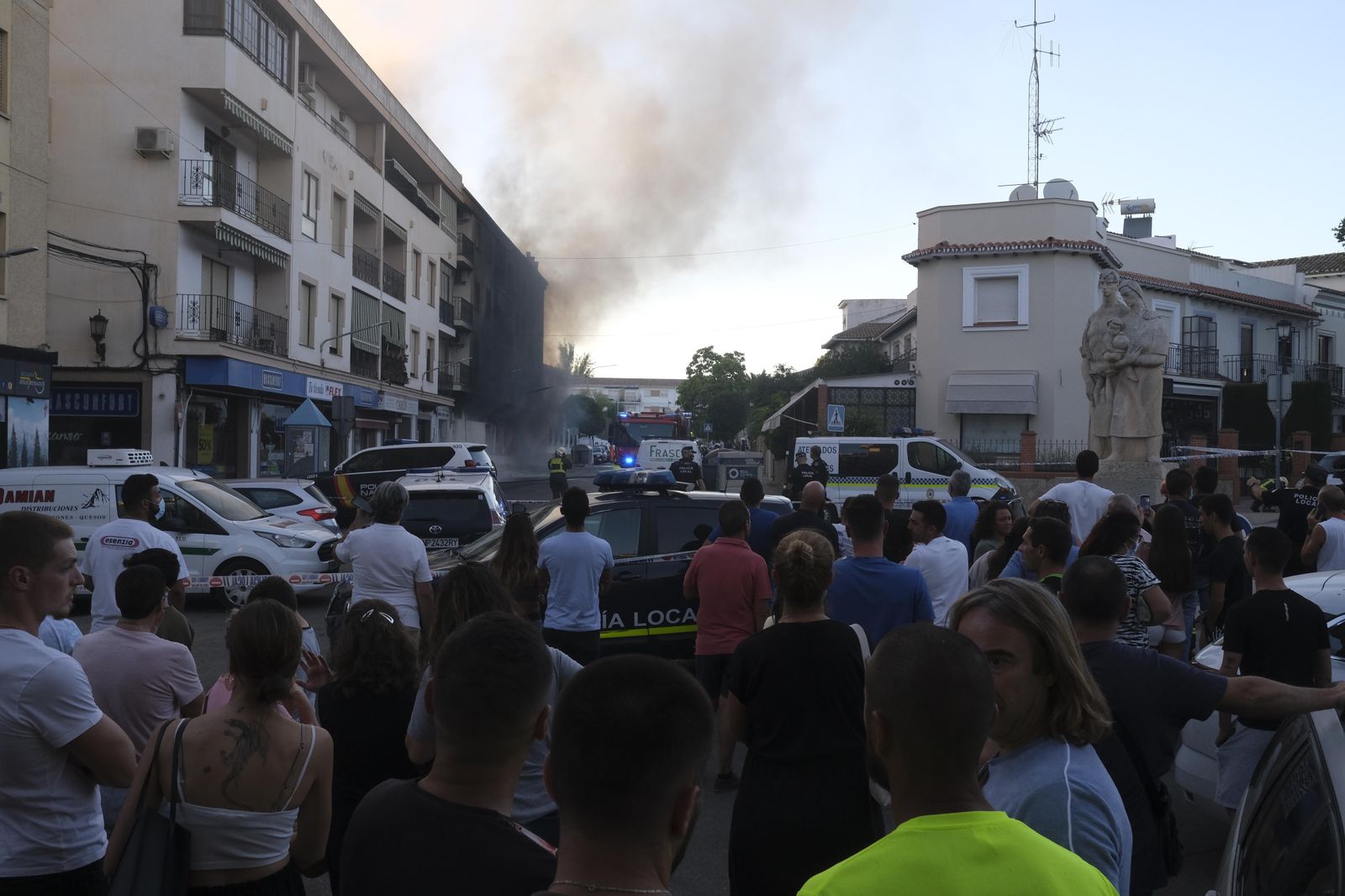Incendio de un edificio de 18 viviendas en Ronda, en fotos