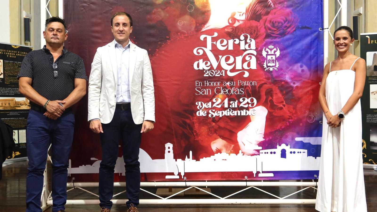 El alcalde y la concejal de festejos junto al autor del cartel. El alcalde y la concejal de festejos junto al autor del cartel.