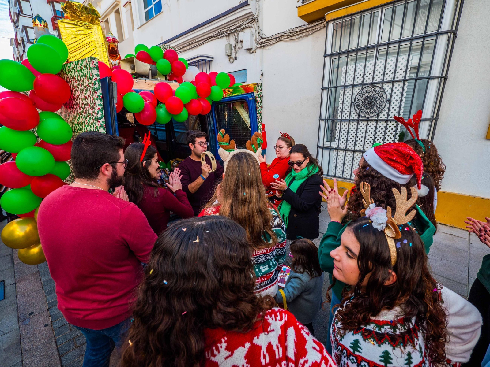 La Caravana Solidaria recoge cientos de regalos para echar una mano a los Reyes Magos en San Fernando