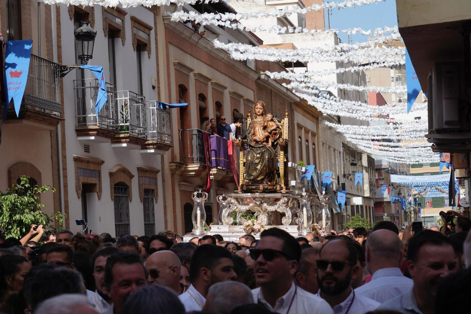 Imágenes del traslado de la Virgen de La Bella hasta el Muelle de Levante este domingo