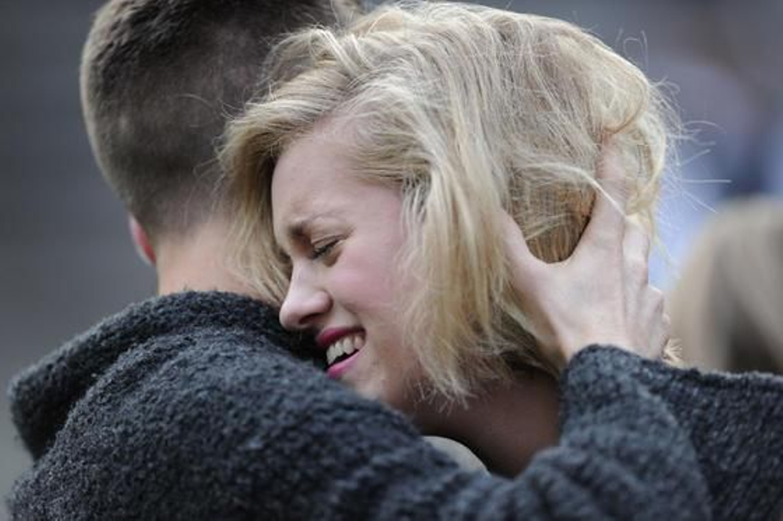 Numerosos fans y conocidos de la artistas, se han desplazado hasta su domicilio para mostrar su dolor. 

Foto: AFP