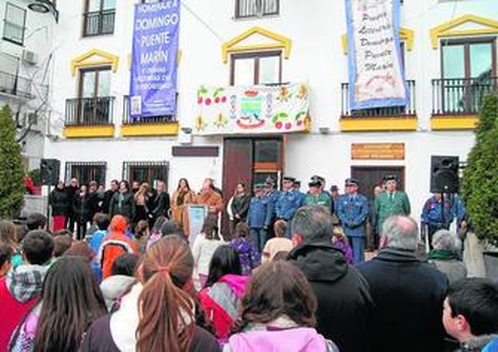 Cientos de vecinos participaron ayer en el homenaje.