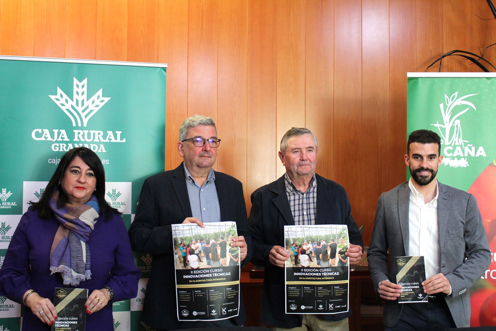 Representantes de las entidades con los carteles promocionales.