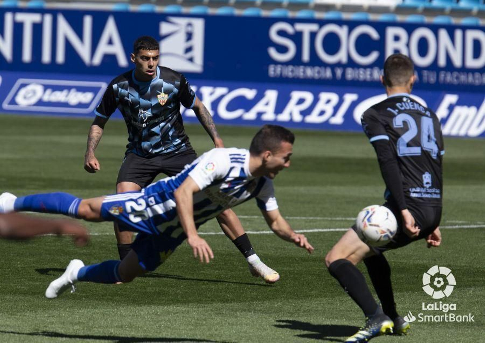 Remate de Valcarce, que pega en el cuerpo de Cuenca.