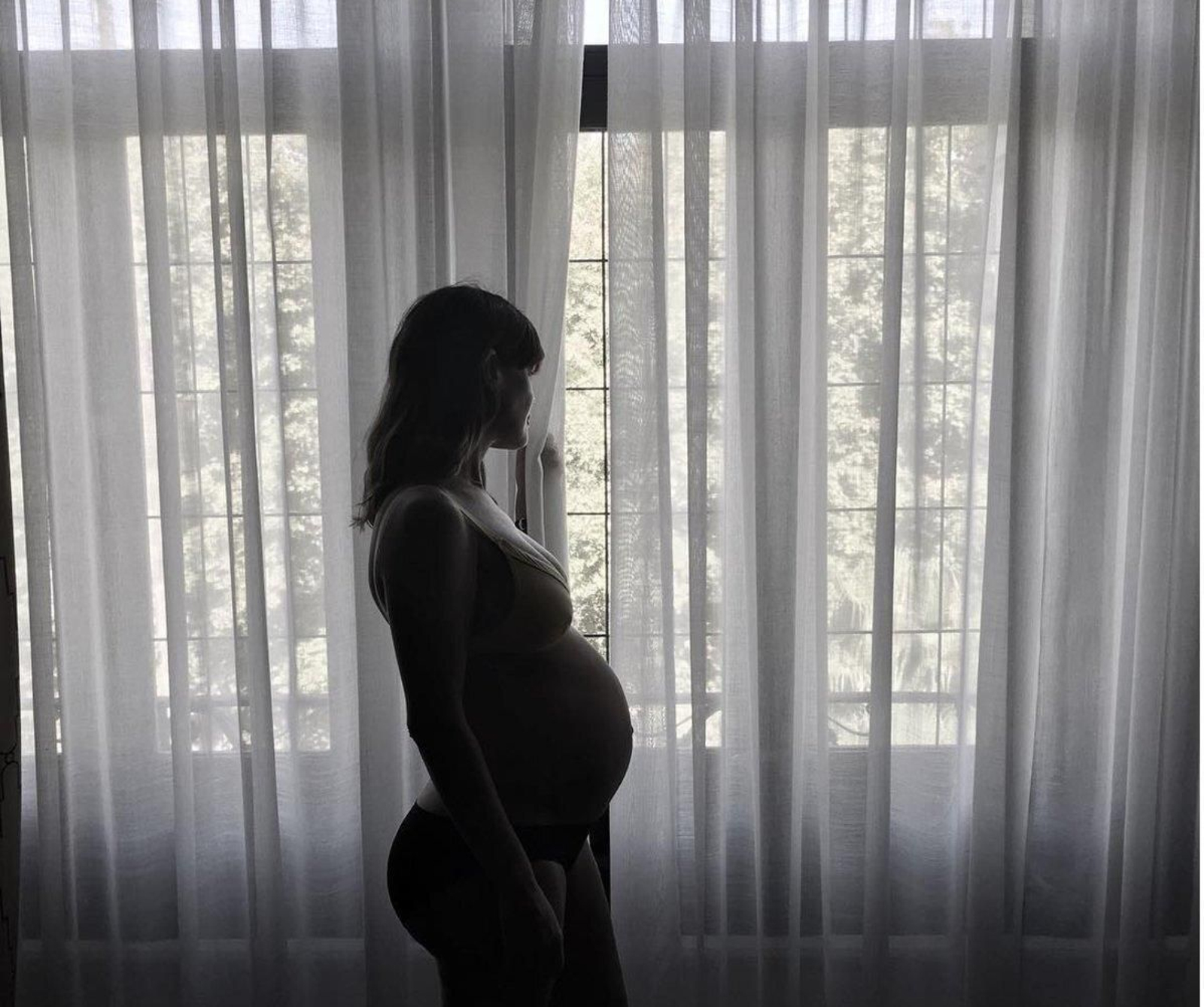 Una mujer embarazada.