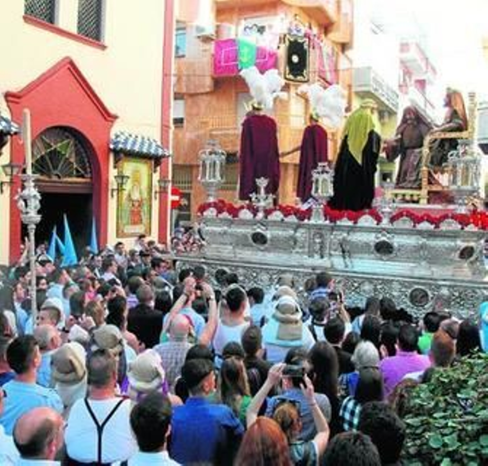El palio de la Victoria, con su característico techo pintado, se sumerge en el gentío que esperaba en el Barrio Obrero.