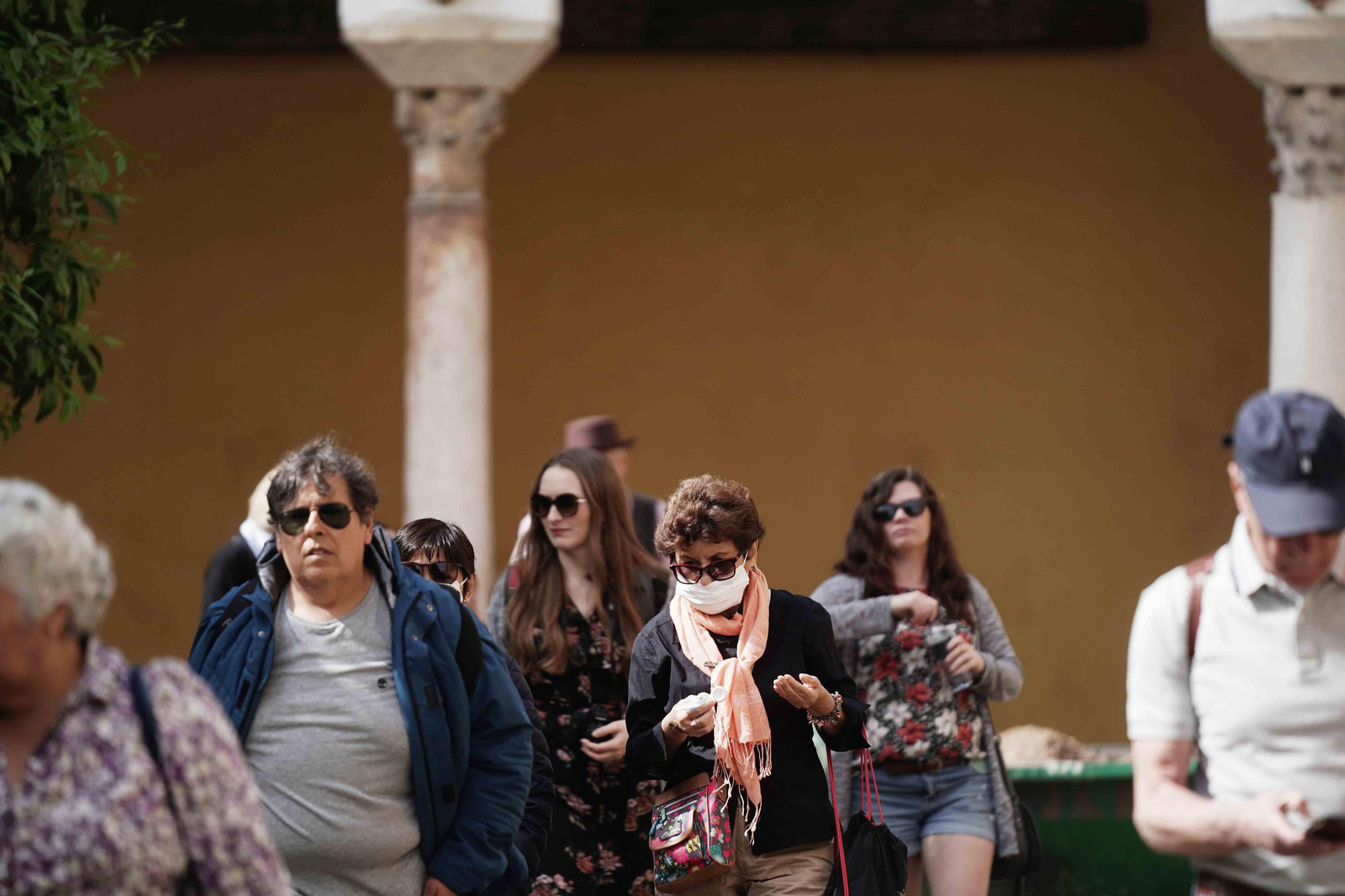 Turistas en el Patio de los Naranjos durante el mes de marzo