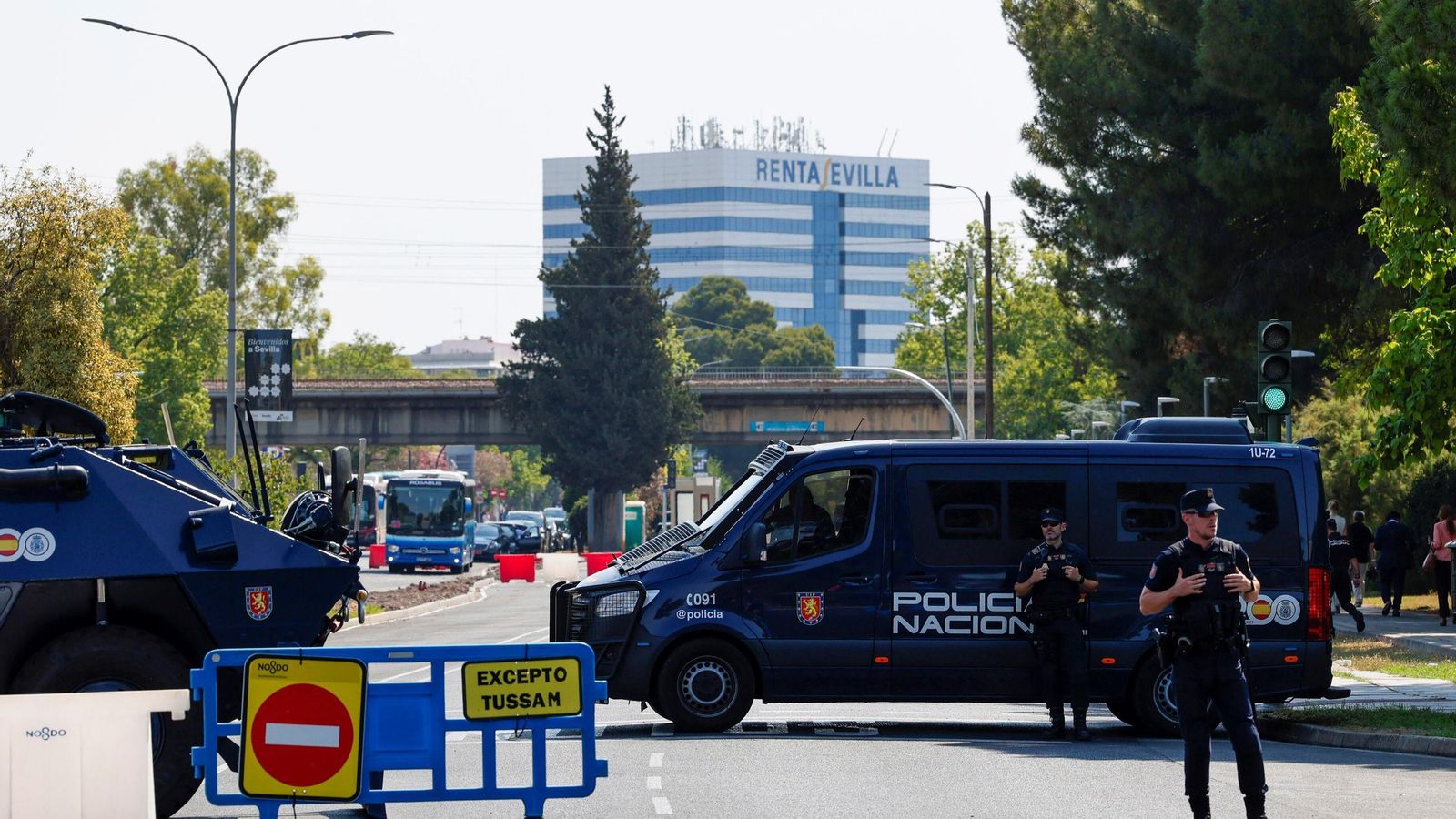 Policás controlando el cierre al tráfico de la Avenida Alcalde Luis Uruñuela, en el entorno de Fibes. Policás controlando el cierre al tráfico de la Avenida Alcalde Luis Uruñuela, en el entorno de Fibes.
