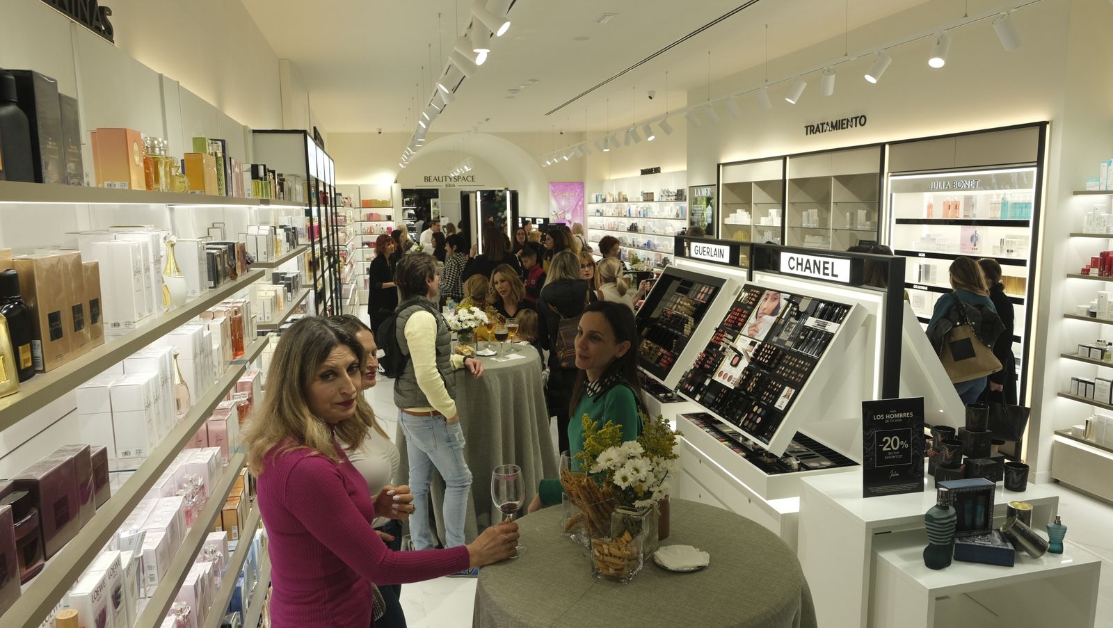 Perfumería Júlia abre de nuevo sus puertas, en Almería