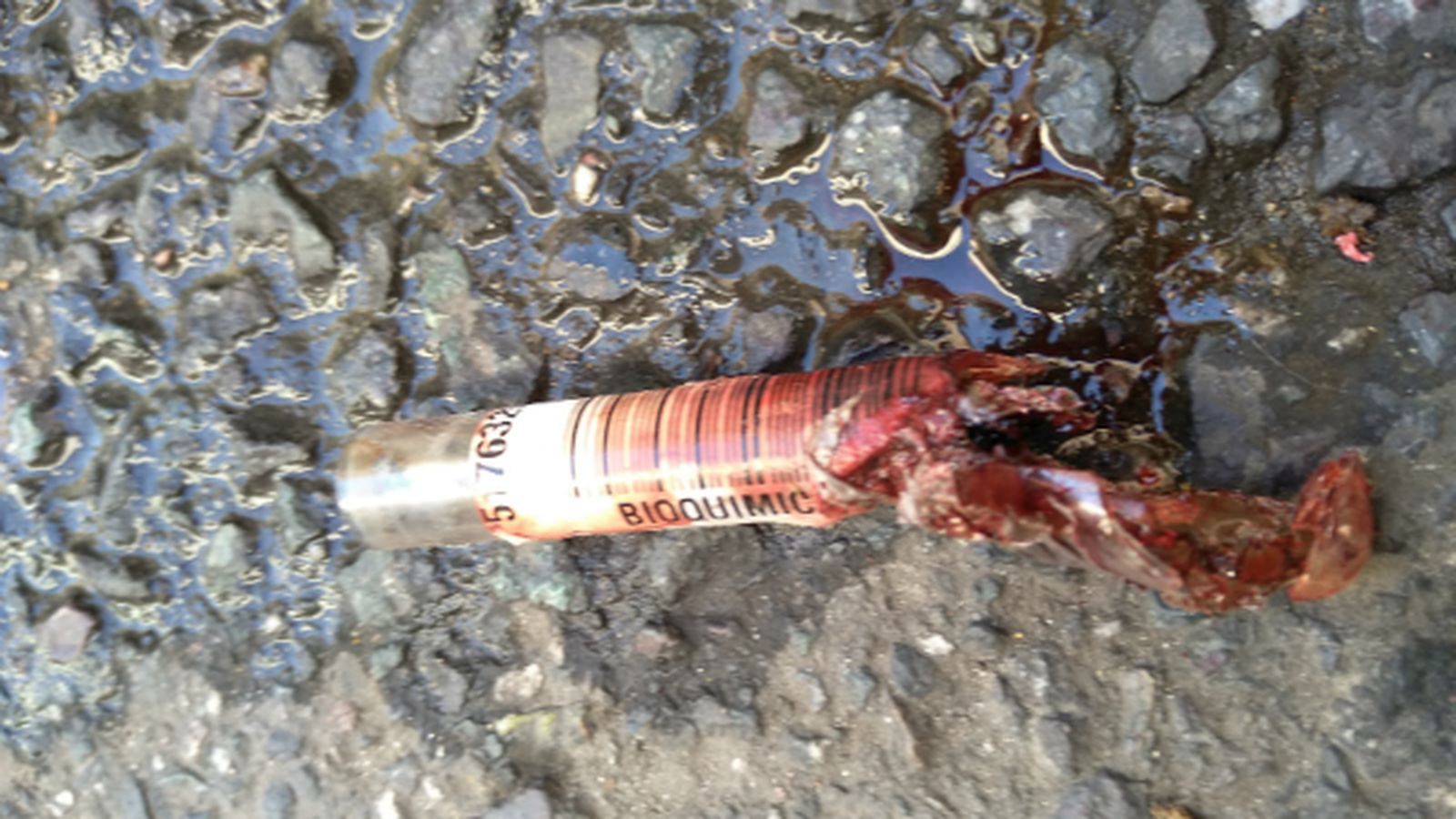 Material sanitario caído en la vía pública.