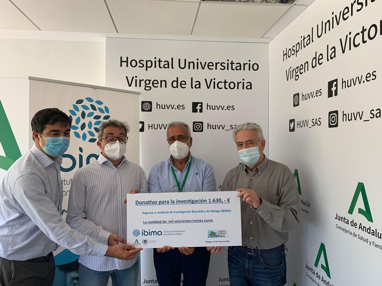 Representantes de la asociación y del Hospital Clínico en la entrega de la donación. Representantes de la asociación y del Hospital Clínico en la entrega de la donación.