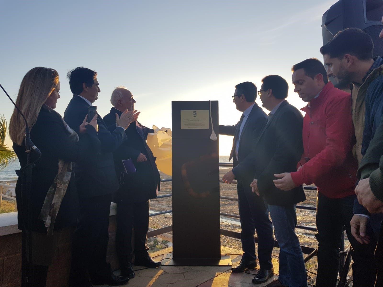 Representantes de la Corporación junto al impulsor de la iniciativa.