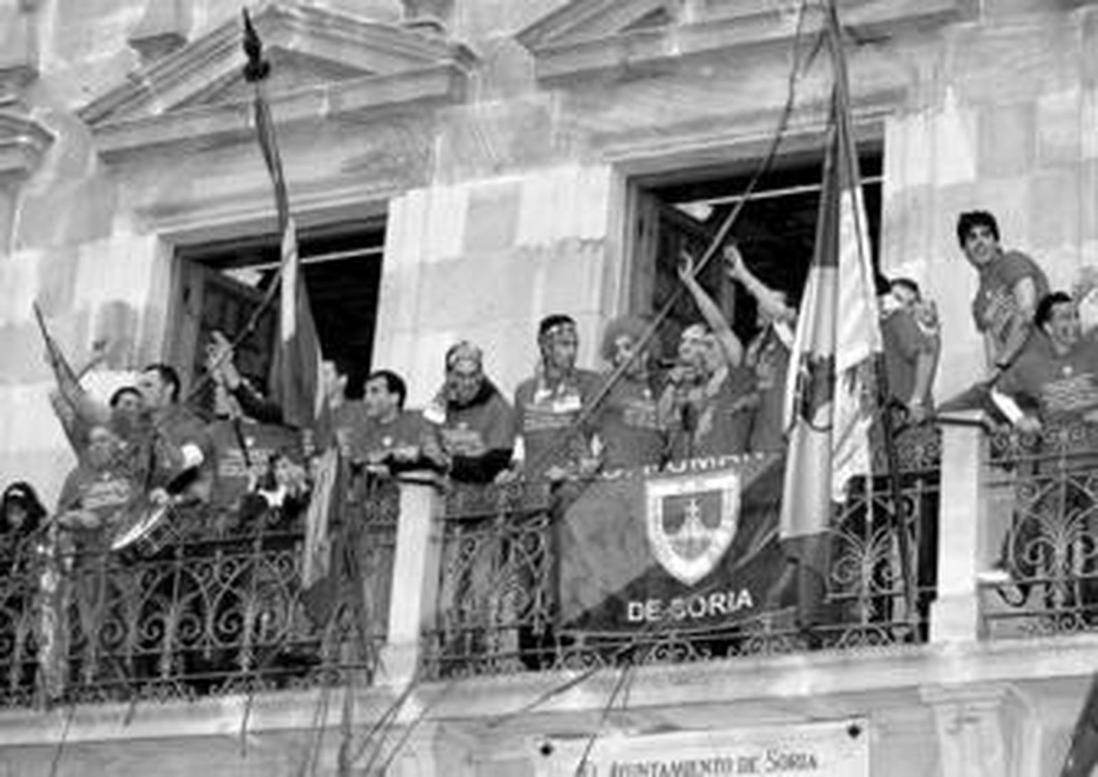 Los jugadores del Numancia celebraron por todo lo alto su ascenso a Primera y saludaron a la afición desde el balcón del Ayuntamiento.