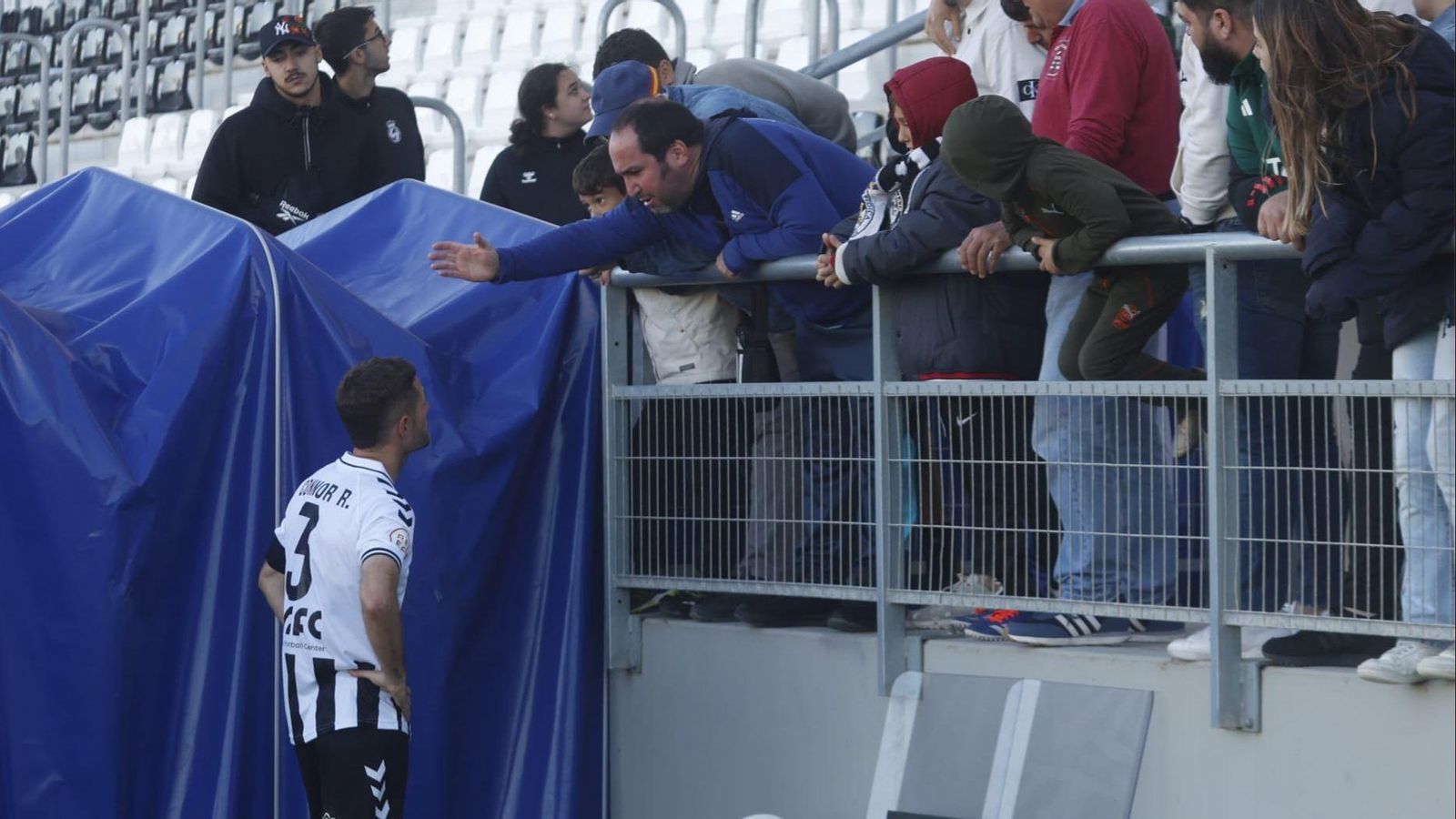 El capitán, Connor Ruane, da explicaciones a un grupo de aficionados al final del encuentro